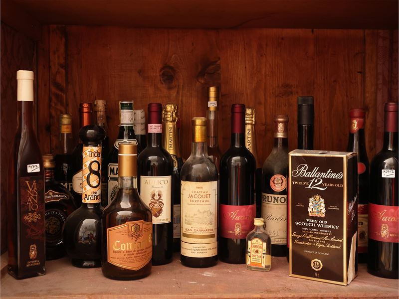 Assortimento di liquori e vini, tra Barbera d’Alba Prunotto 1961 e Château Jacquet Bordeaux 1966