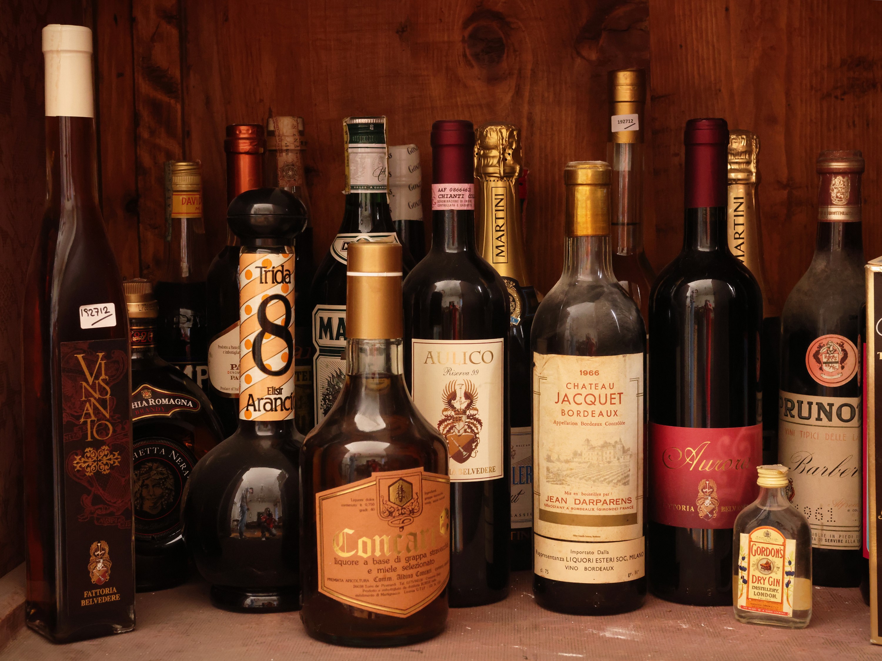 Assortimento di liquori e vini, tra Barbera d’Alba Prunotto 1961 e Château Jacquet Bordeaux 1966