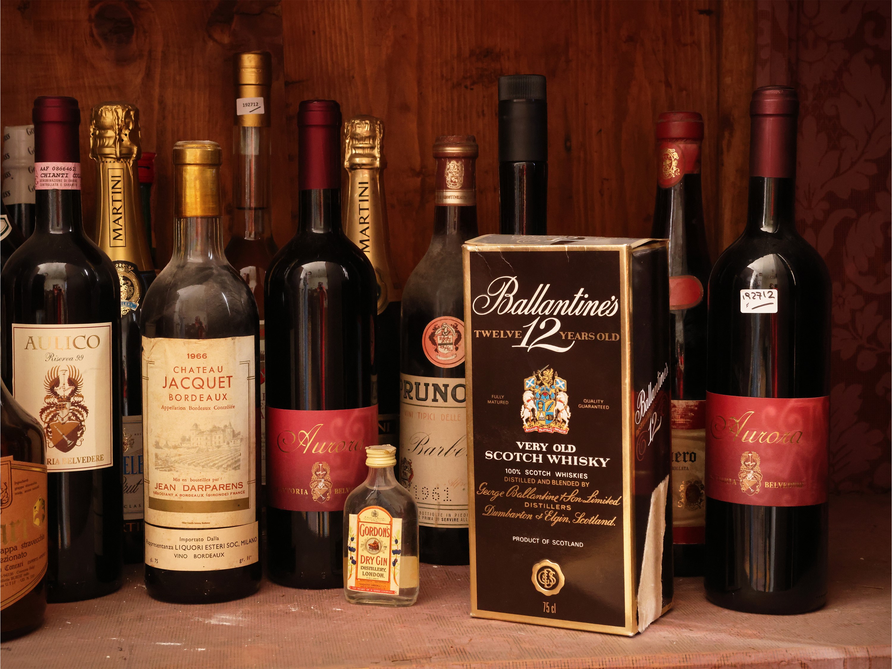 Assortimento di liquori e vini, tra Barbera d’Alba Prunotto 1961 e Château Jacquet Bordeaux 1966