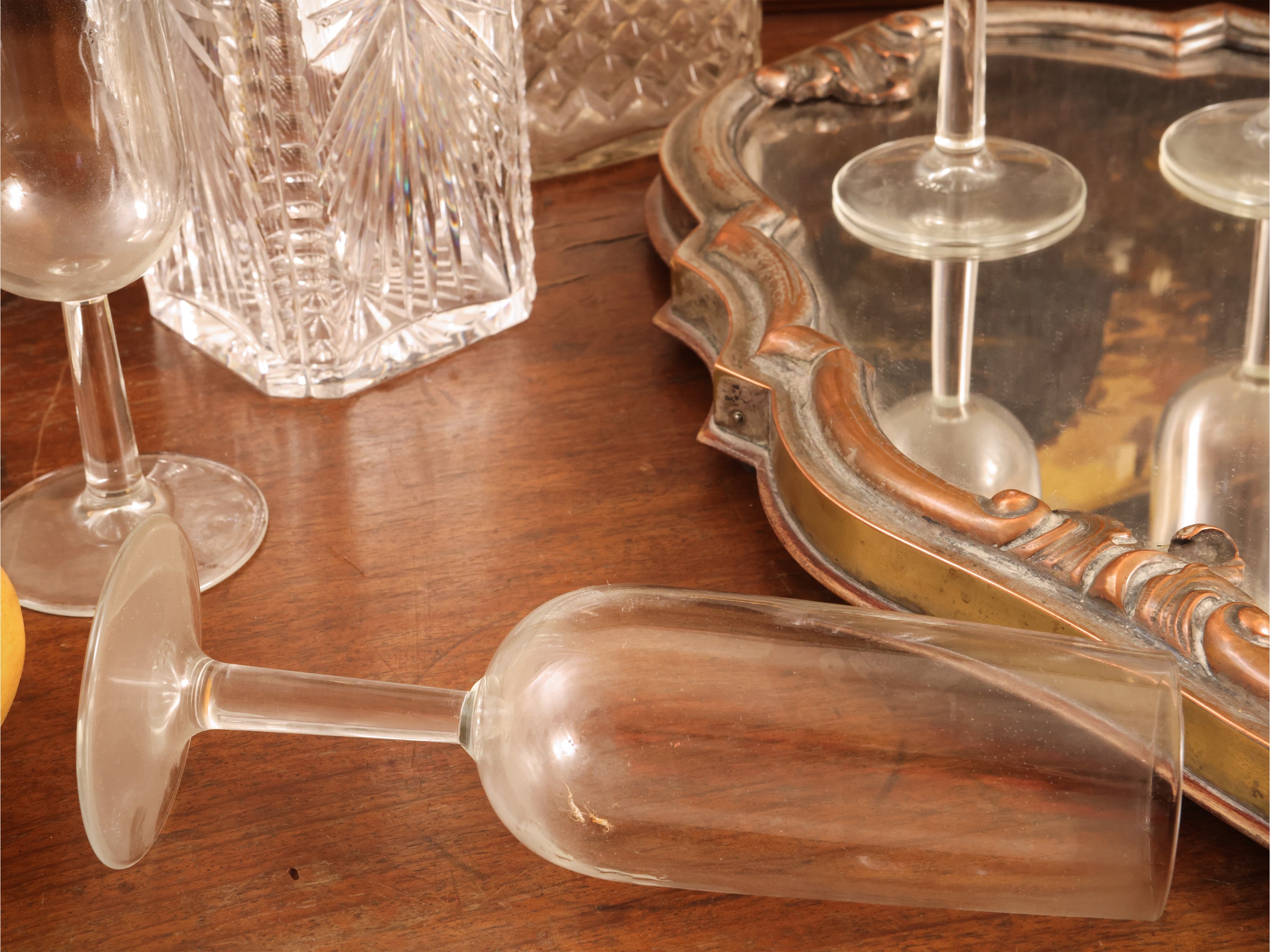 Set da aperitivo, vassoio a specchio sagomato con 12 flûtes e accessori in cristallo molato