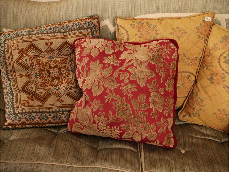 Assortimento di sette cuscini, ricamo a piccolo punto e tessuti fantasia