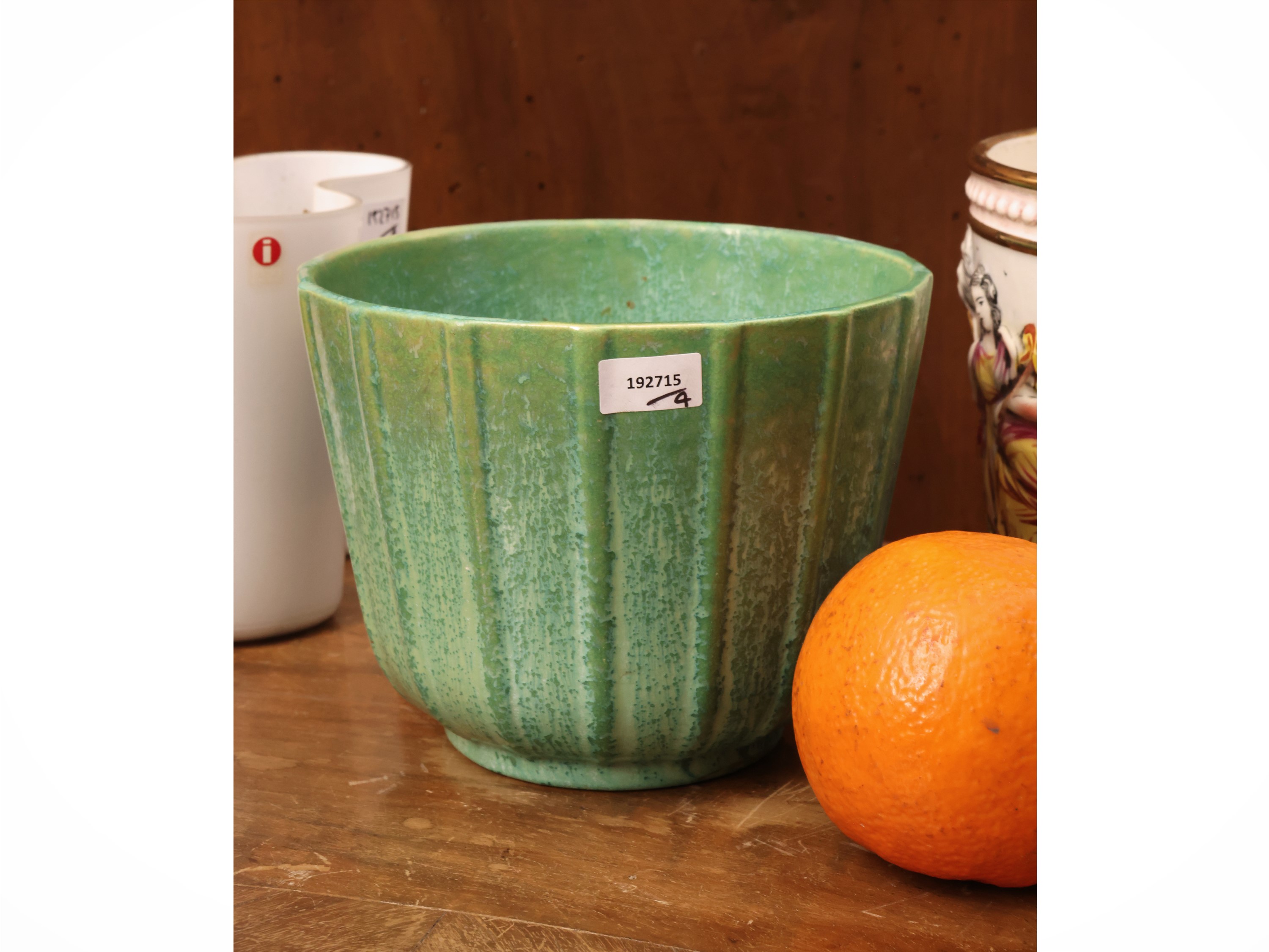 Quattro vasi da fiori, vetro lattimo, ceramica e porcellana (altezza 12–25 cm)
