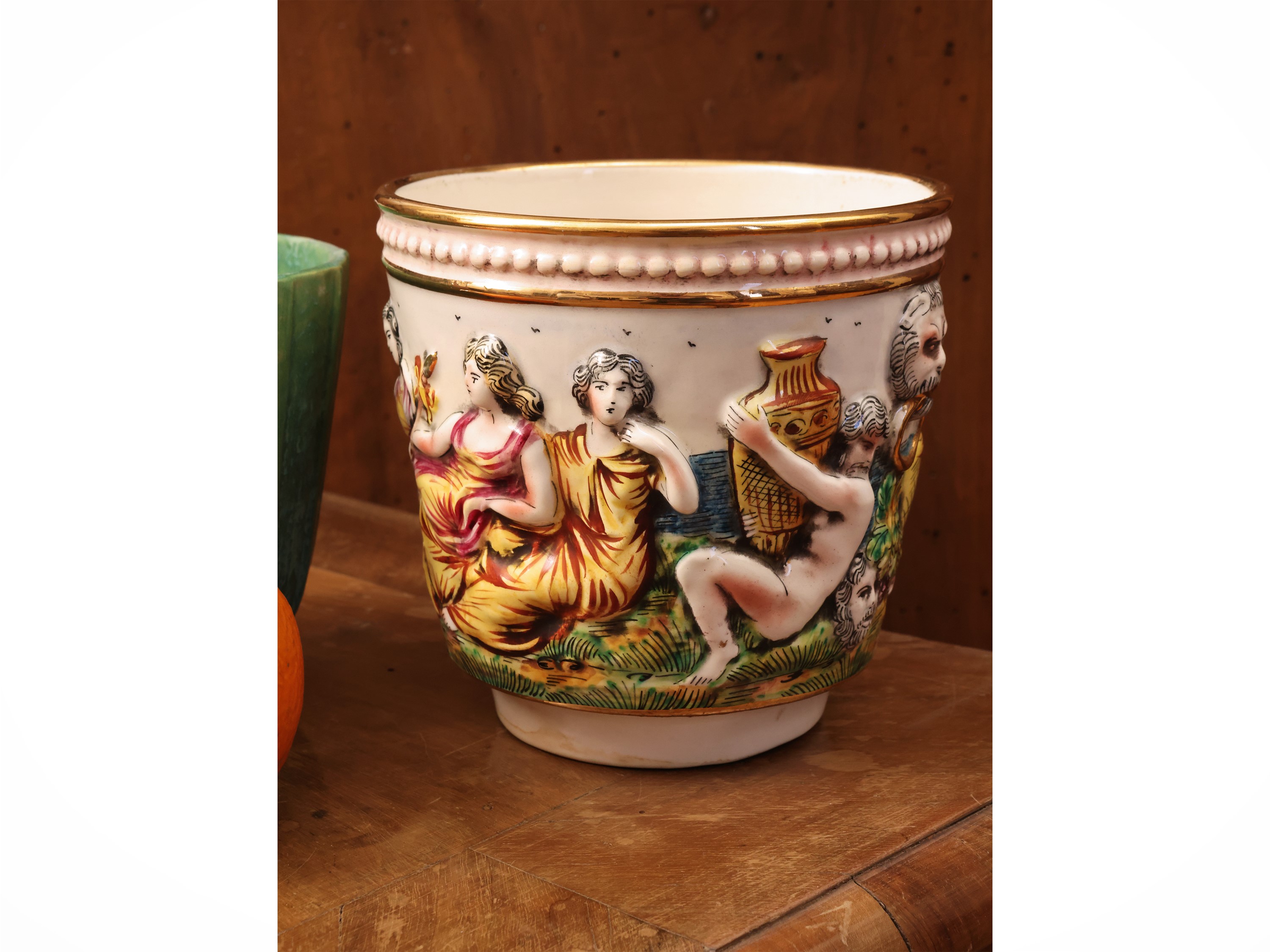 Quattro vasi da fiori, vetro lattimo, ceramica e porcellana (altezza 12–25 cm)