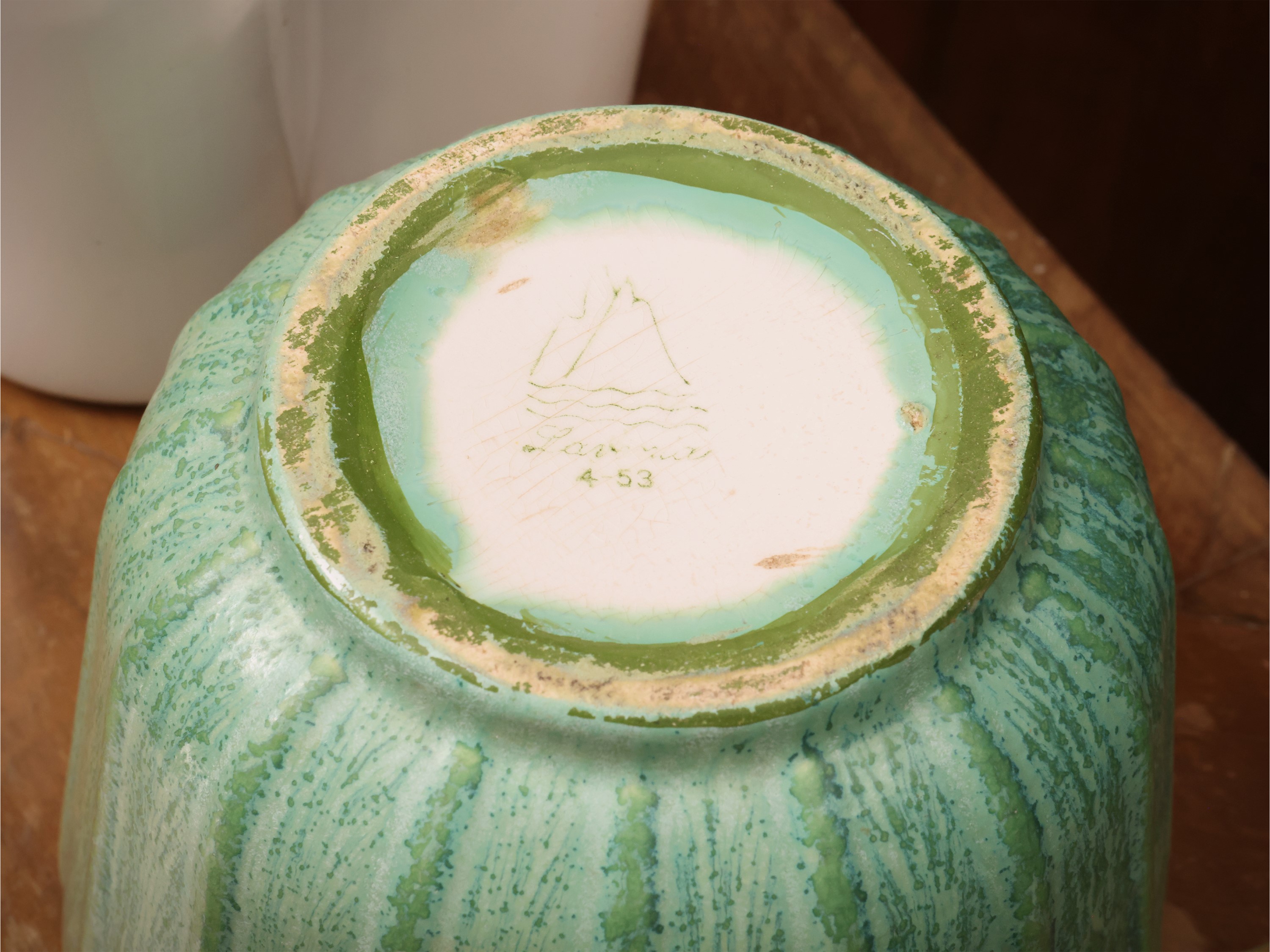Quattro vasi da fiori, vetro lattimo, ceramica e porcellana (altezza 12–25 cm)
