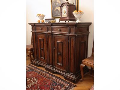 Credenza in noce, piano con bordo a becco di civetta, XVIII secolo