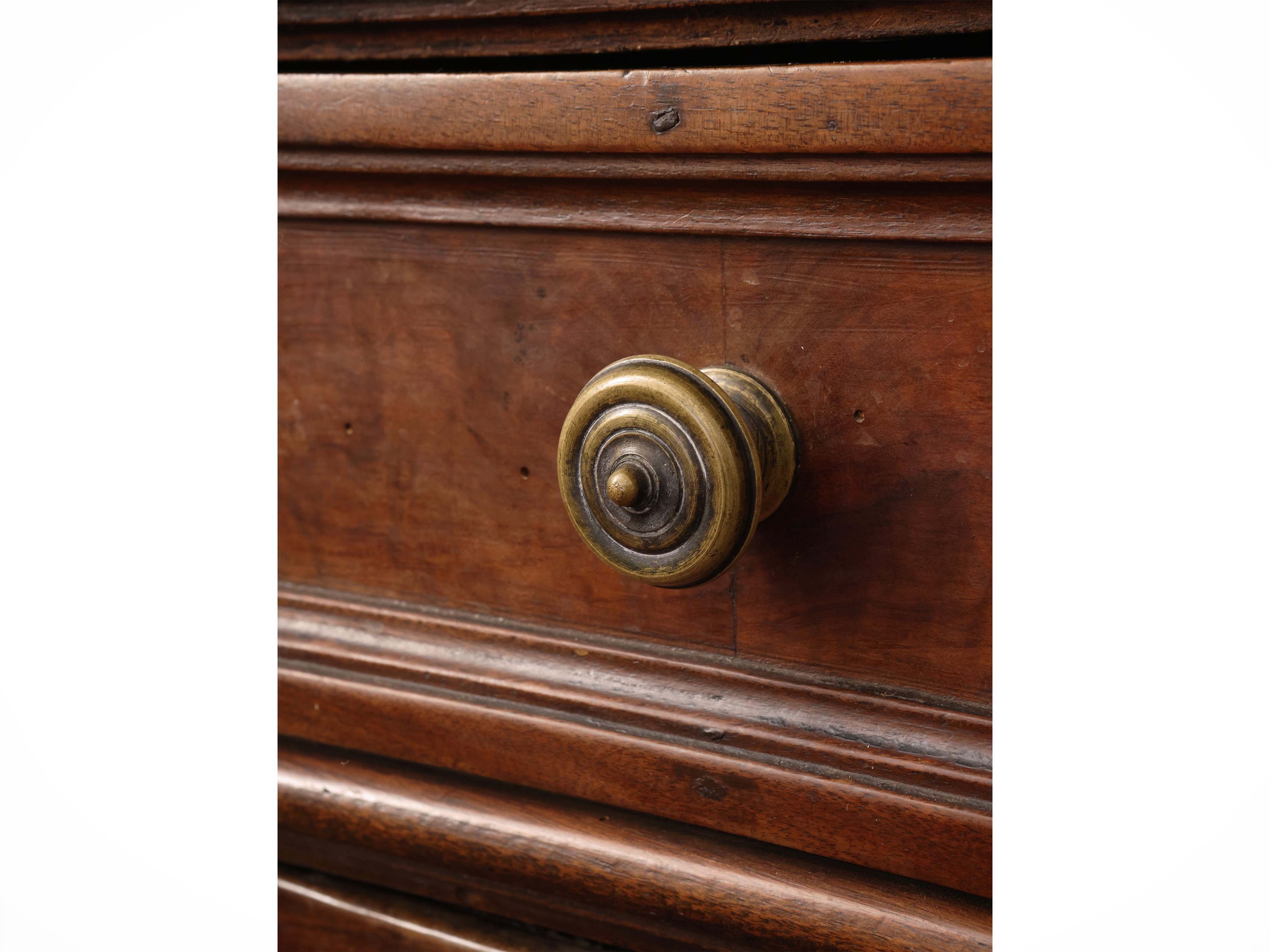 Credenza in noce, piano con bordo a becco di civetta, XVIII secolo