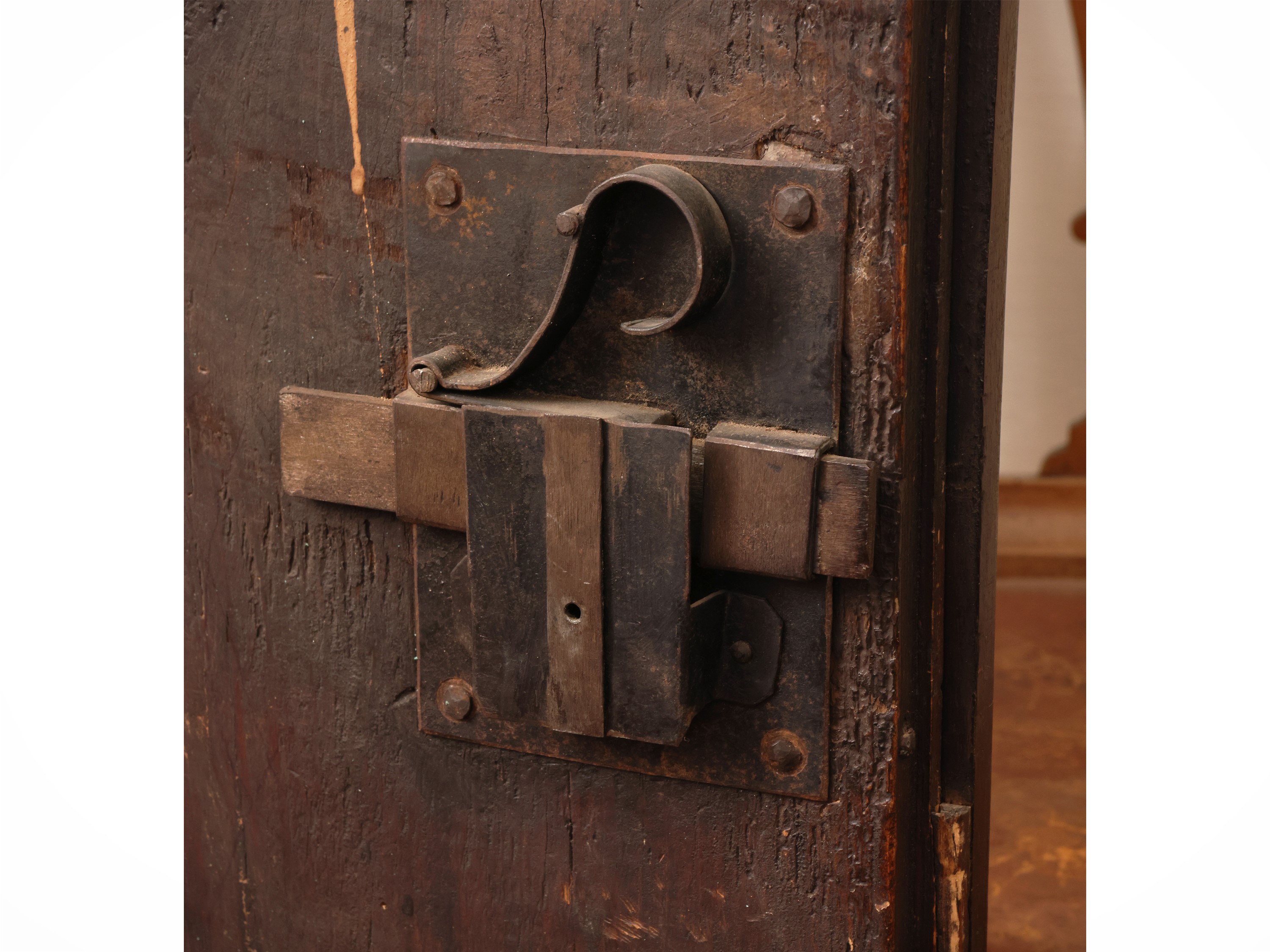 Credenza in noce, piano con bordo a becco di civetta, XVIII secolo