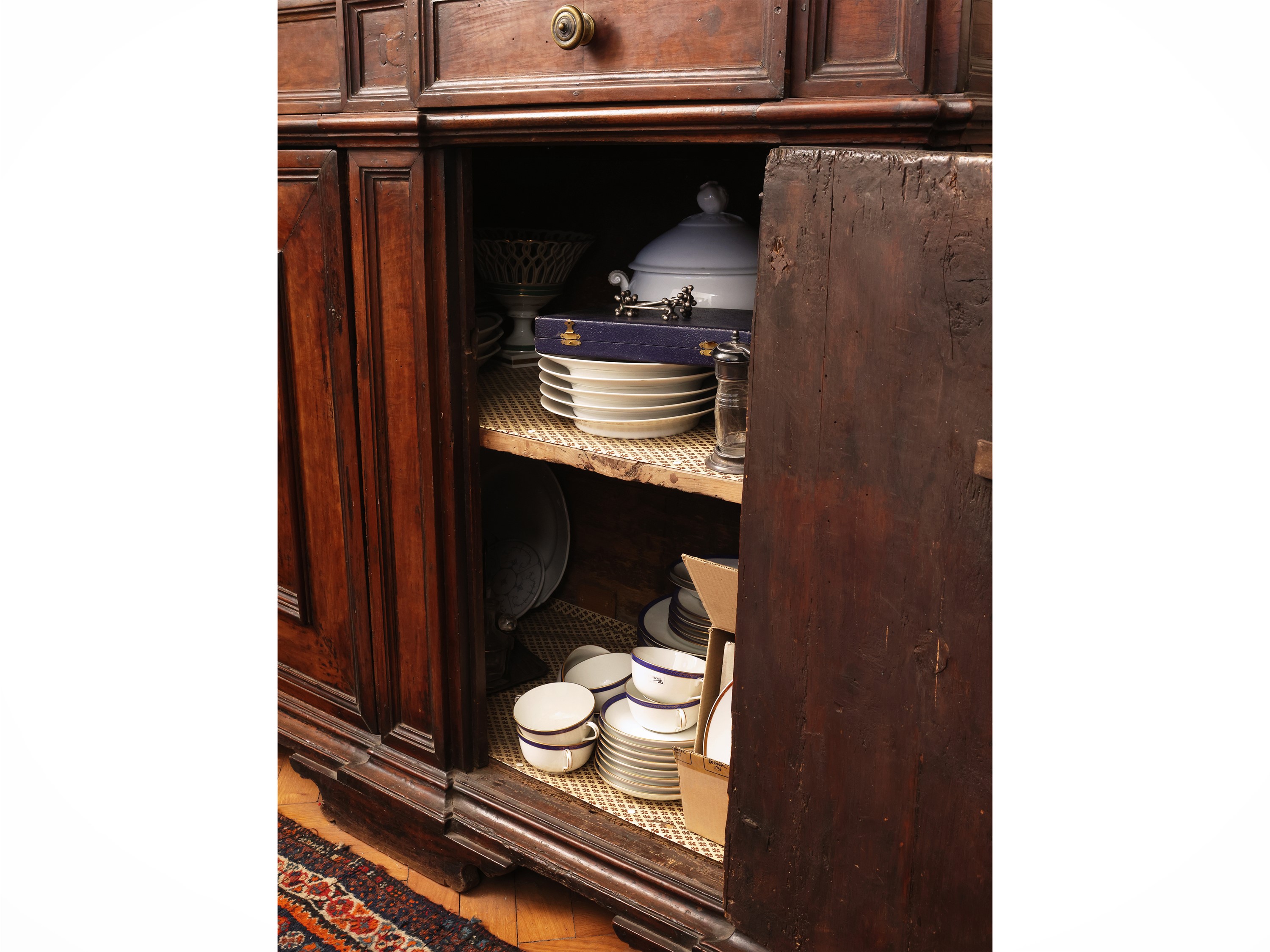 Credenza in noce, piano con bordo a becco di civetta, XVIII secolo
