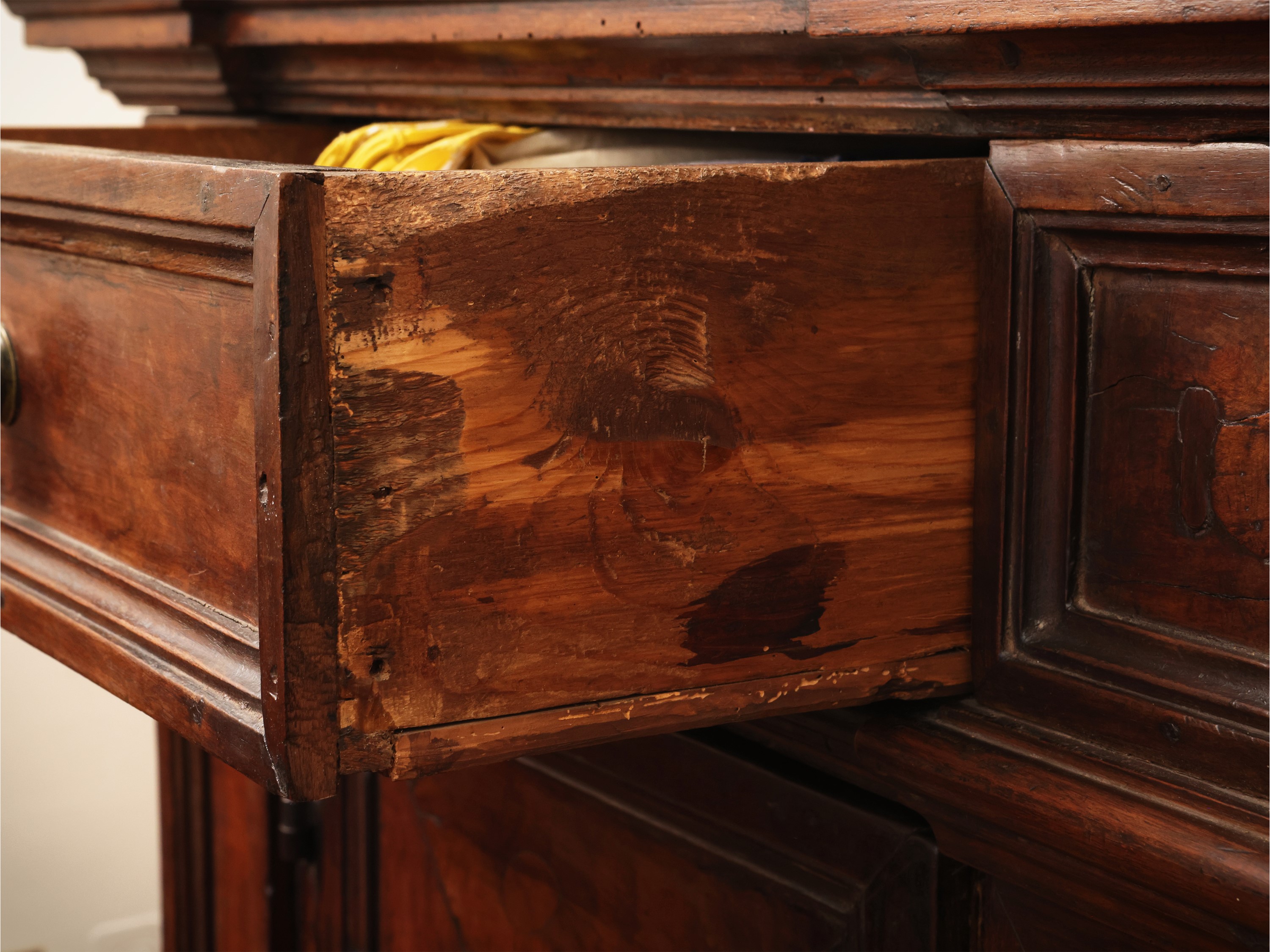 Credenza in noce, piano con bordo a becco di civetta, XVIII secolo