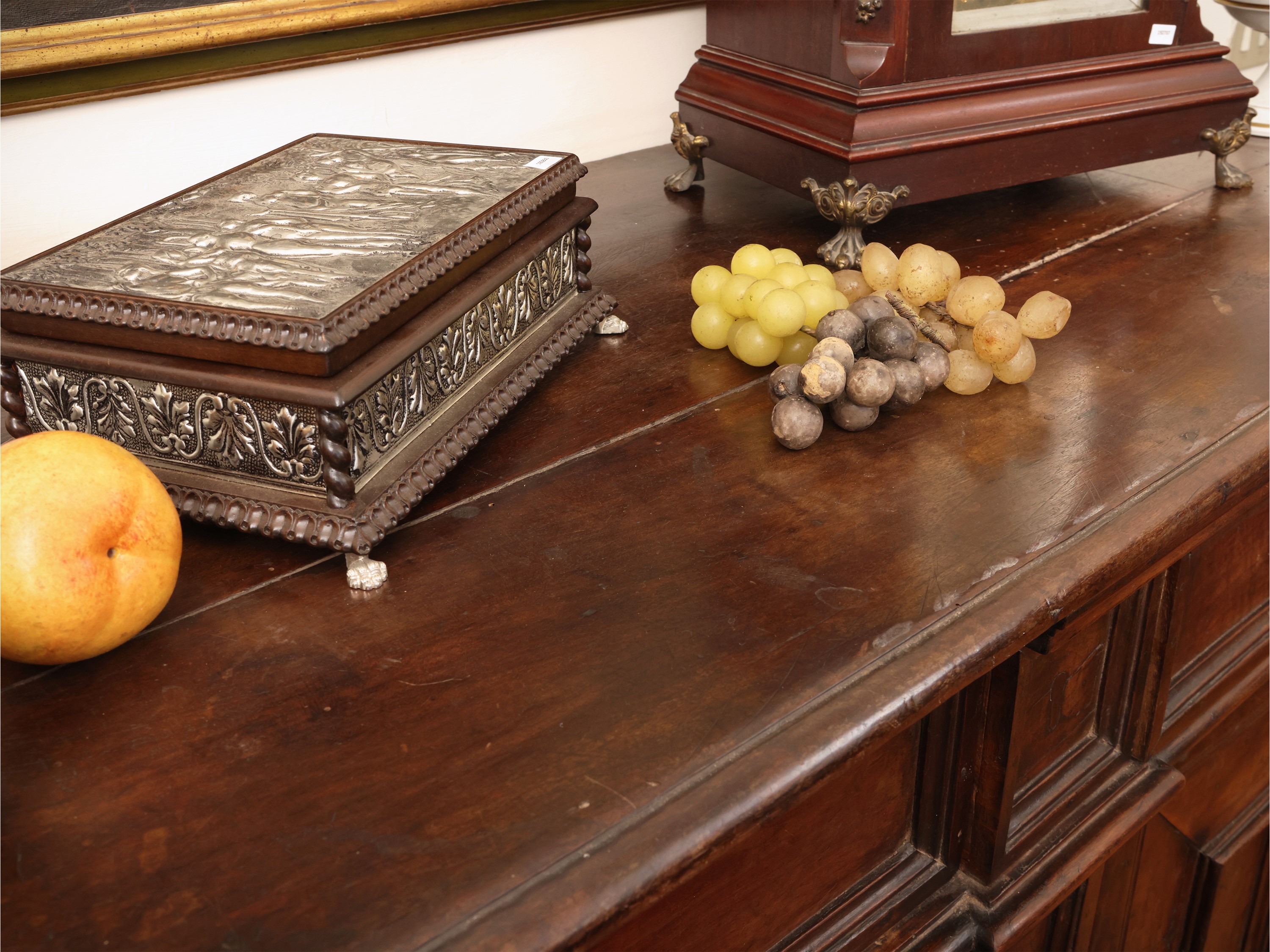 Credenza in noce, piano con bordo a becco di civetta, XVIII secolo