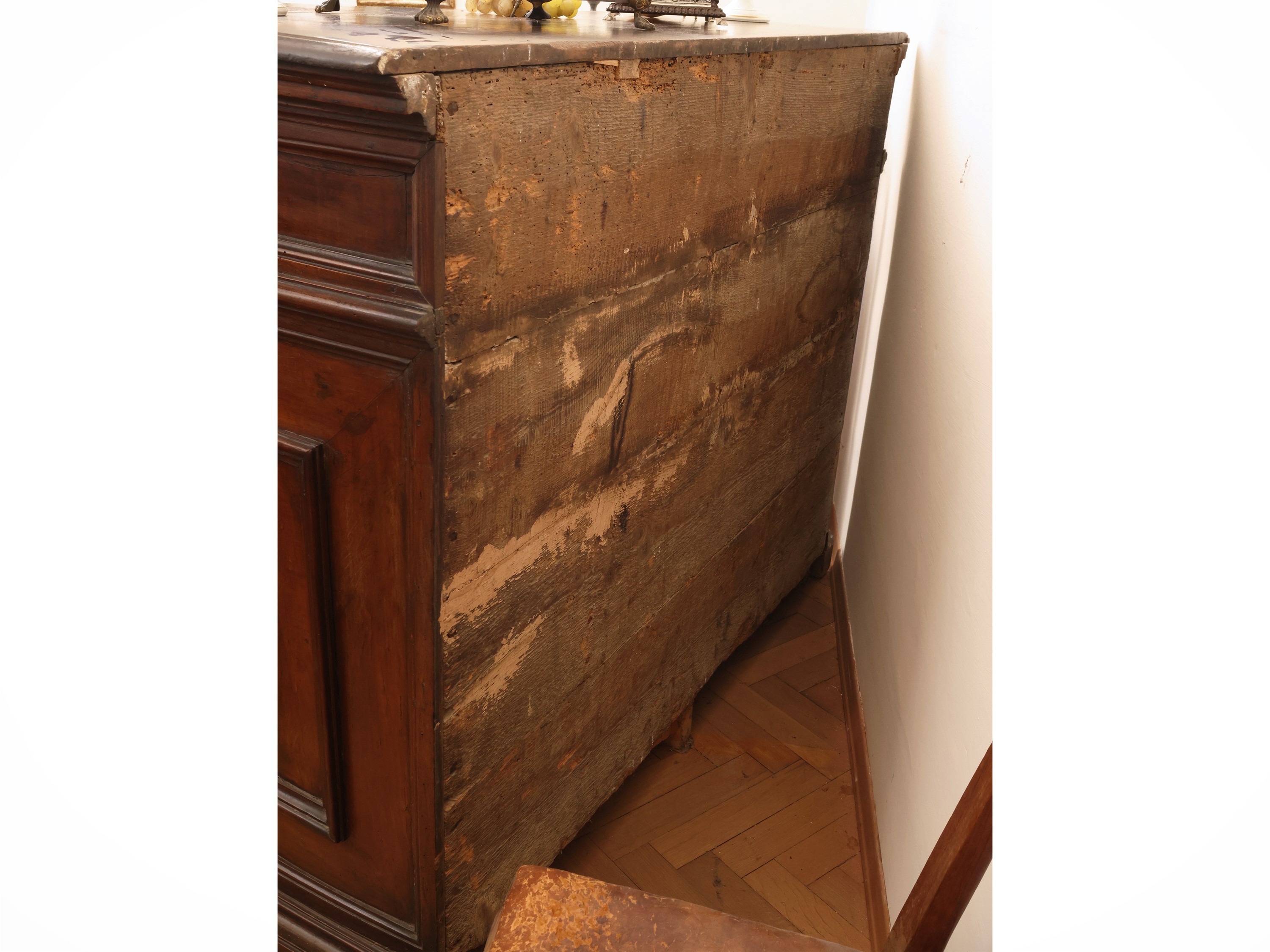 Credenza in noce, piano con bordo a becco di civetta, XVIII secolo