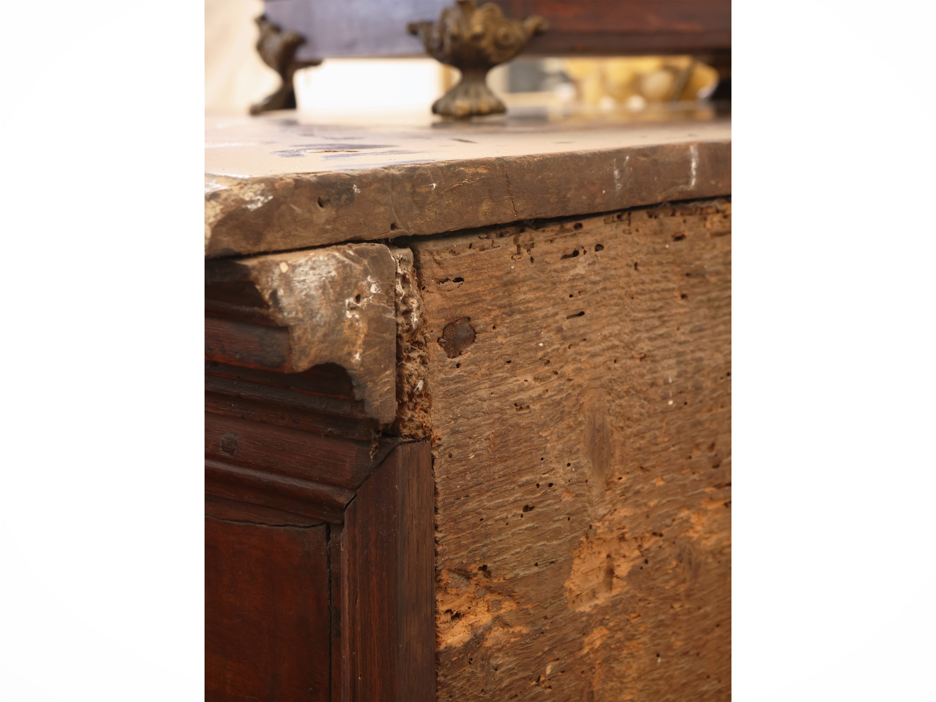 Credenza in noce, piano con bordo a becco di civetta, XVIII secolo