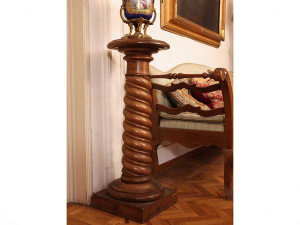 Walnut vase column