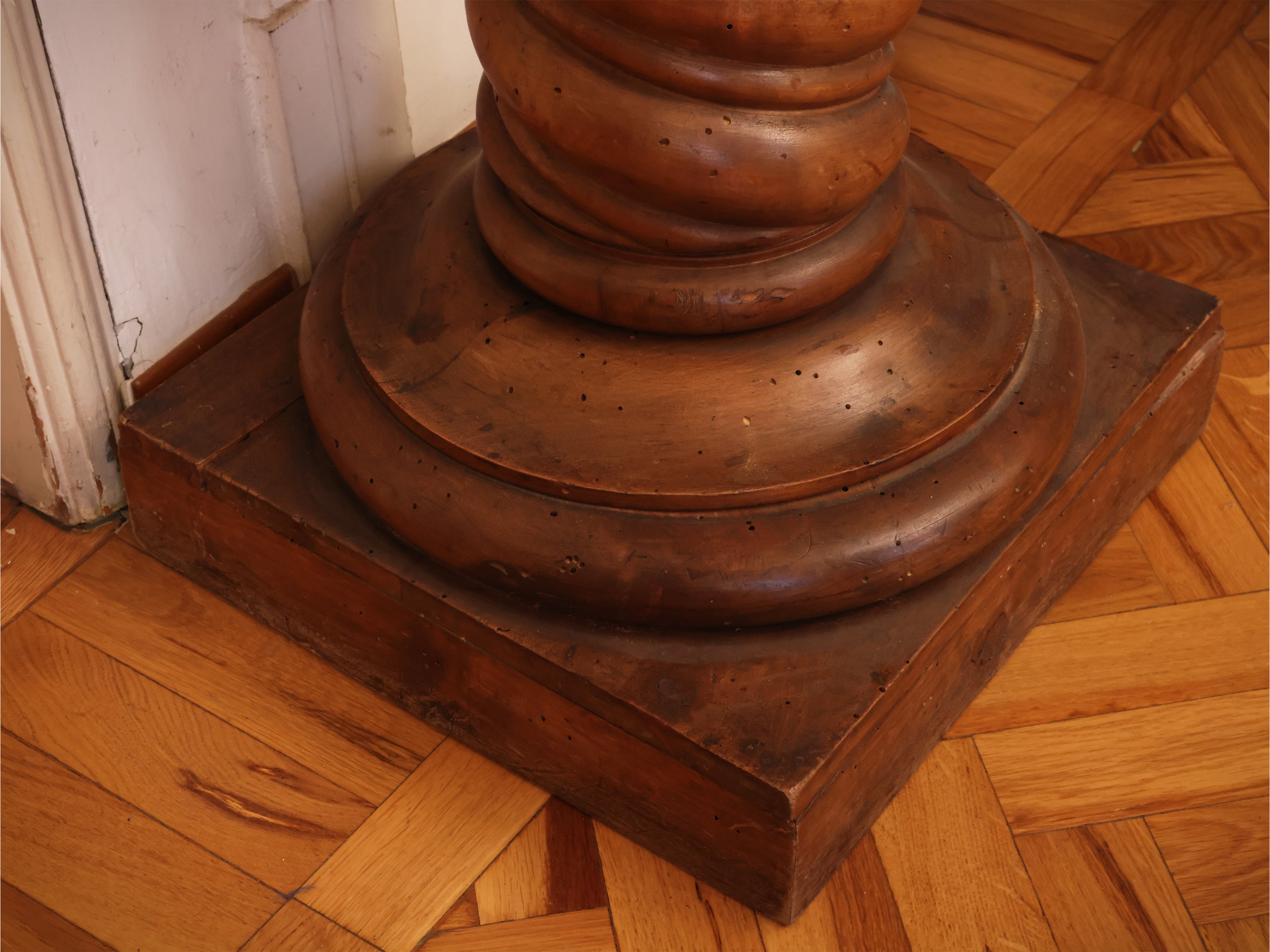 Colonna portavasi in noce