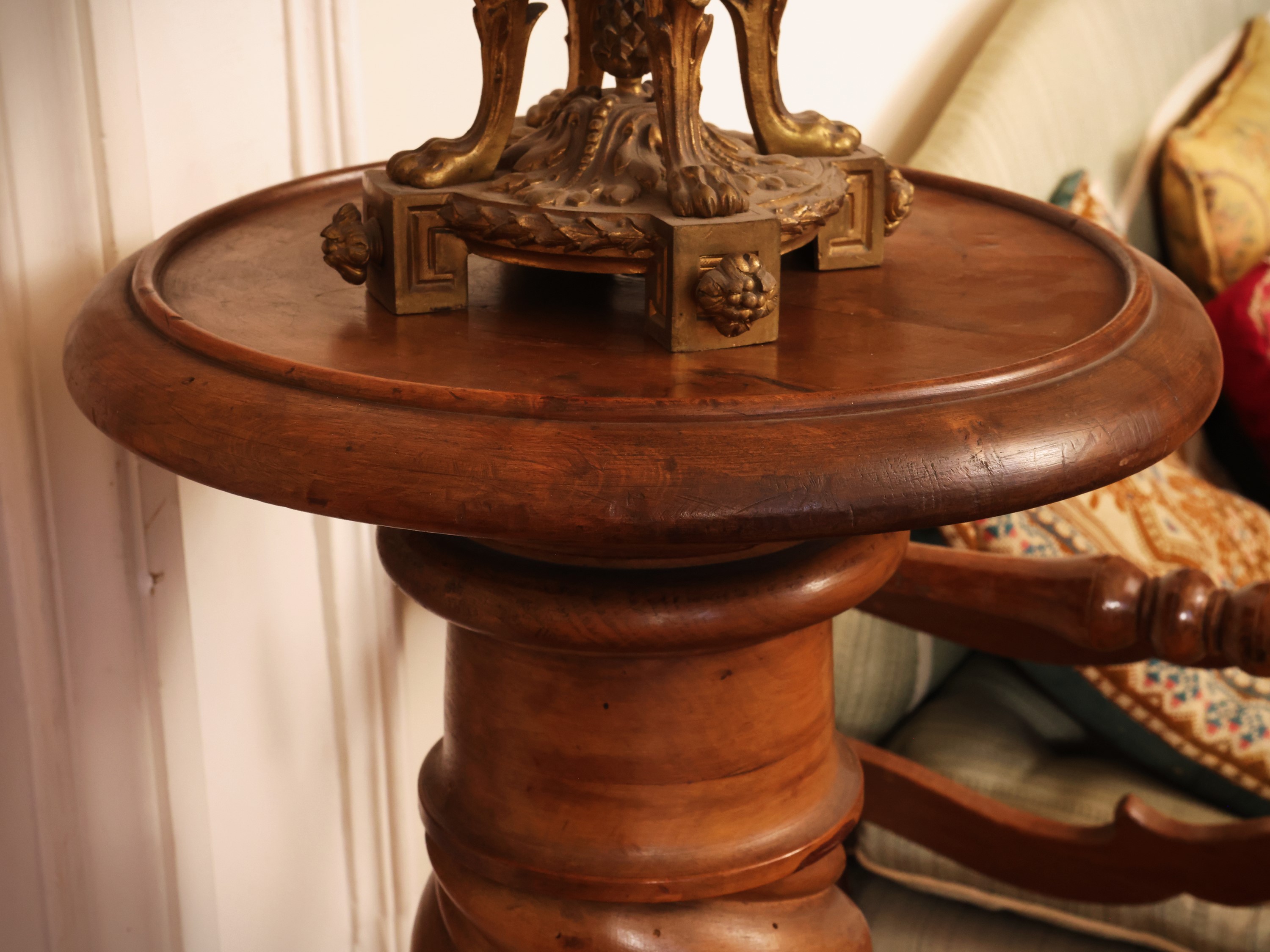 Colonna portavasi in noce