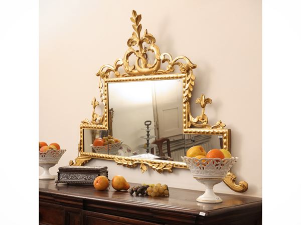 Caminiera con cornice in legno intagliato e dorato