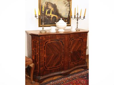 Credenza impiallacciata in piuma, radica di noce e legni di frutto, seconda metà del XVIII secolo