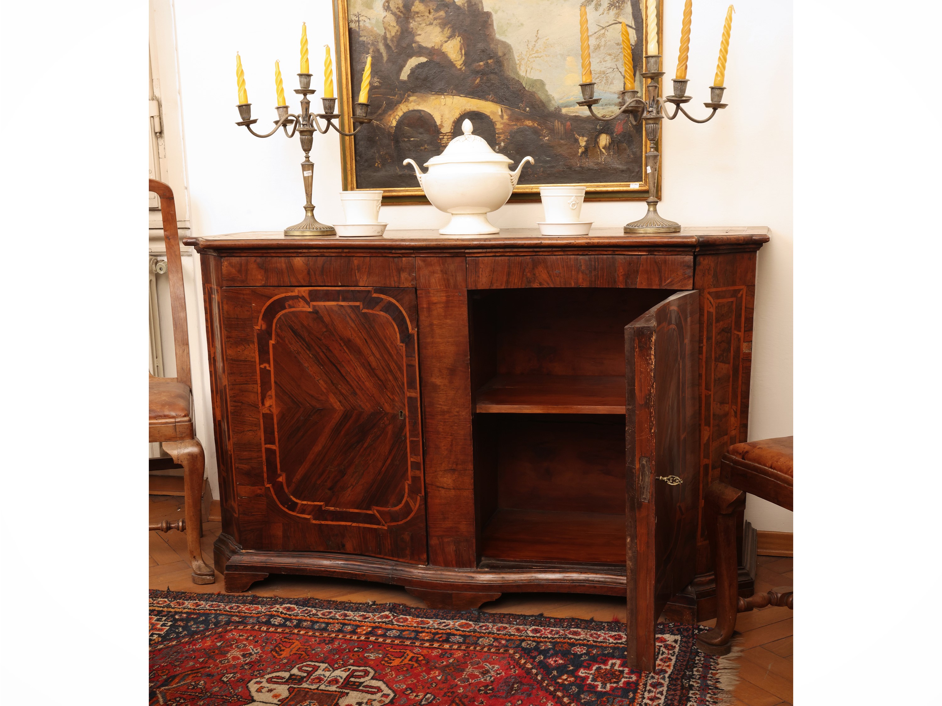 Credenza impiallacciata in piuma, radica di noce e legni di frutto, seconda metà del XVIII secolo