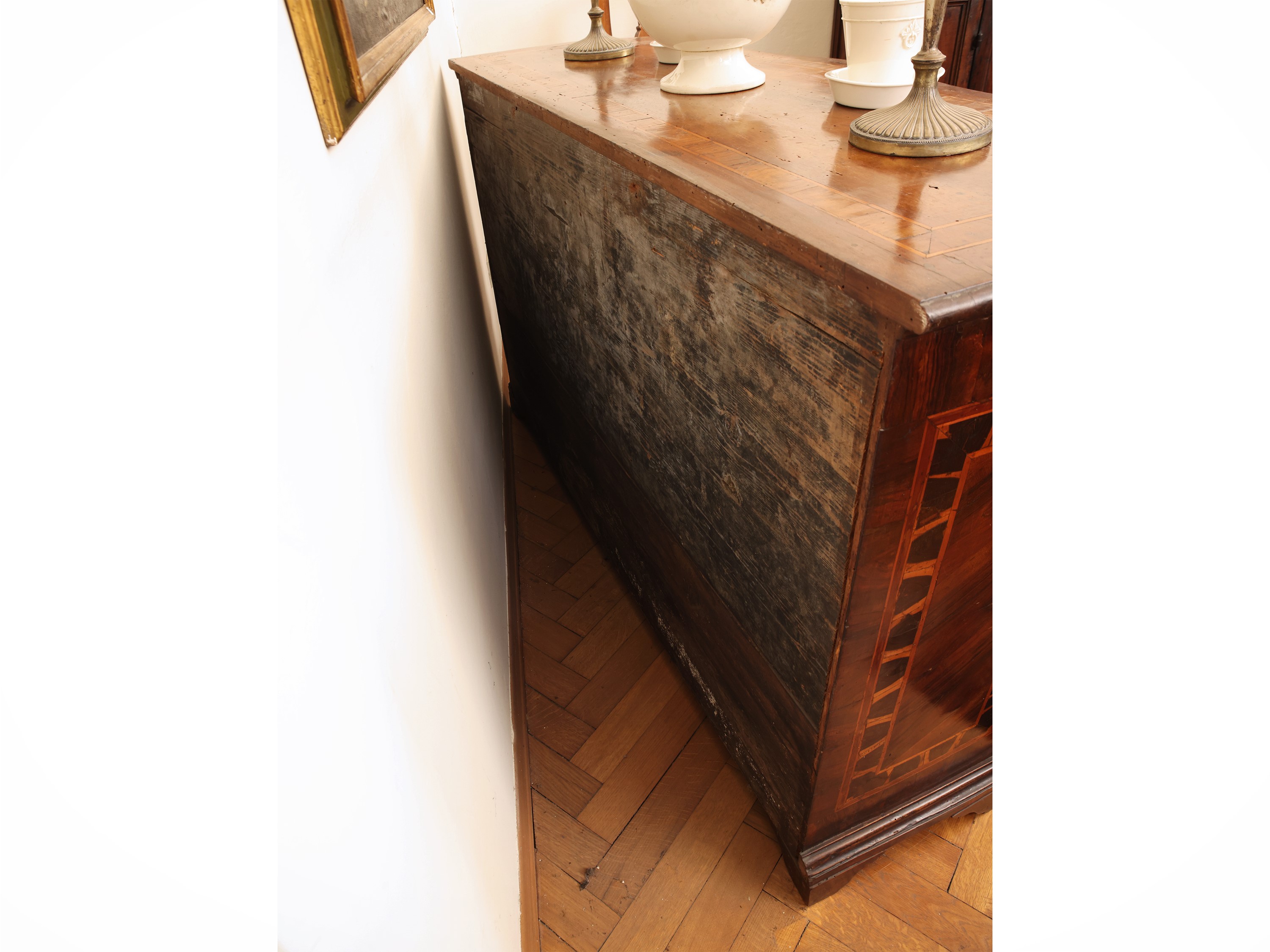 Credenza impiallacciata in piuma, radica di noce e legni di frutto, seconda metà del XVIII secolo