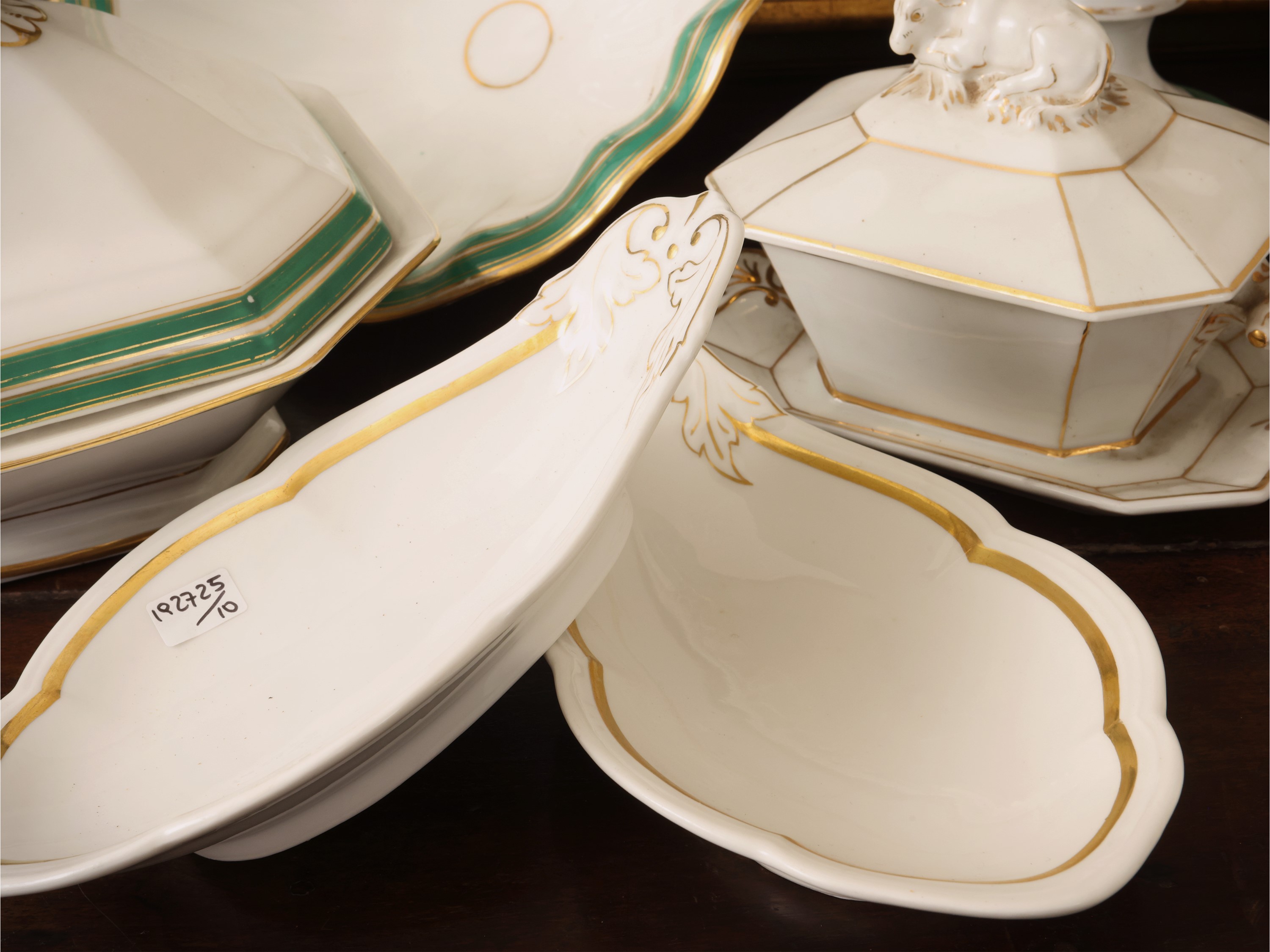 Accessori per la tavola in porcellana d’epoca: coppia di alzate portafrutta, raviere Ginori e bur...