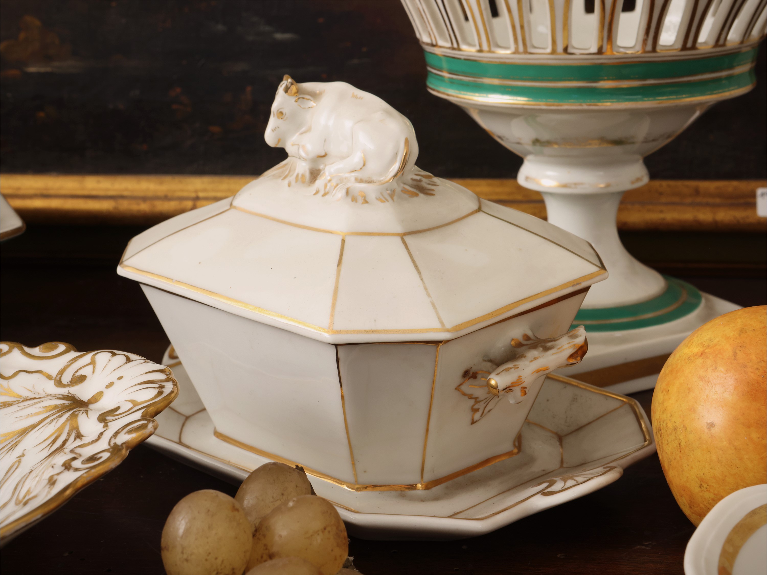 Accessori per la tavola in porcellana d’epoca: coppia di alzate portafrutta, raviere Ginori e bur...