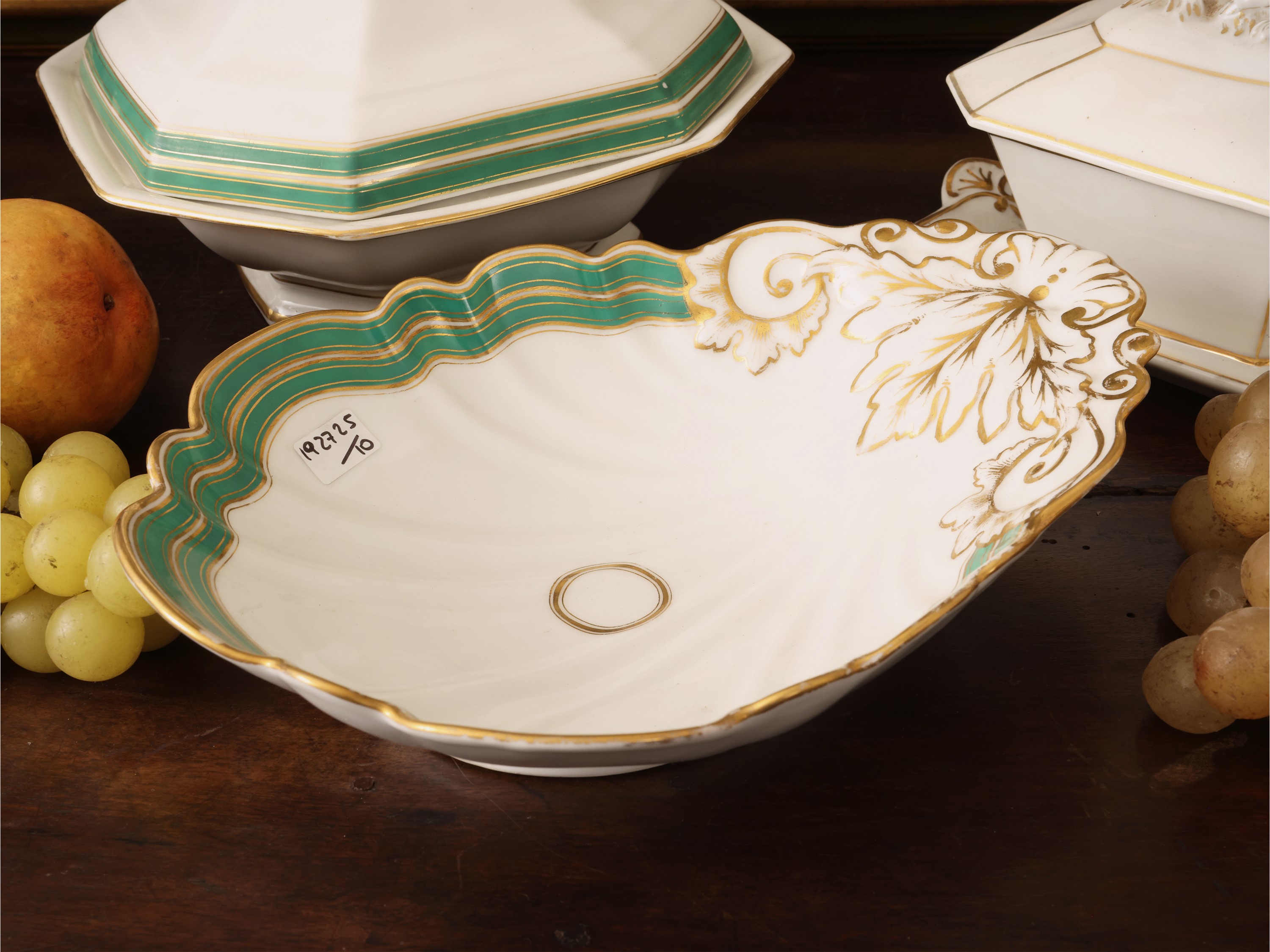 Accessori per la tavola in porcellana d’epoca: coppia di alzate portafrutta, raviere Ginori e bur...