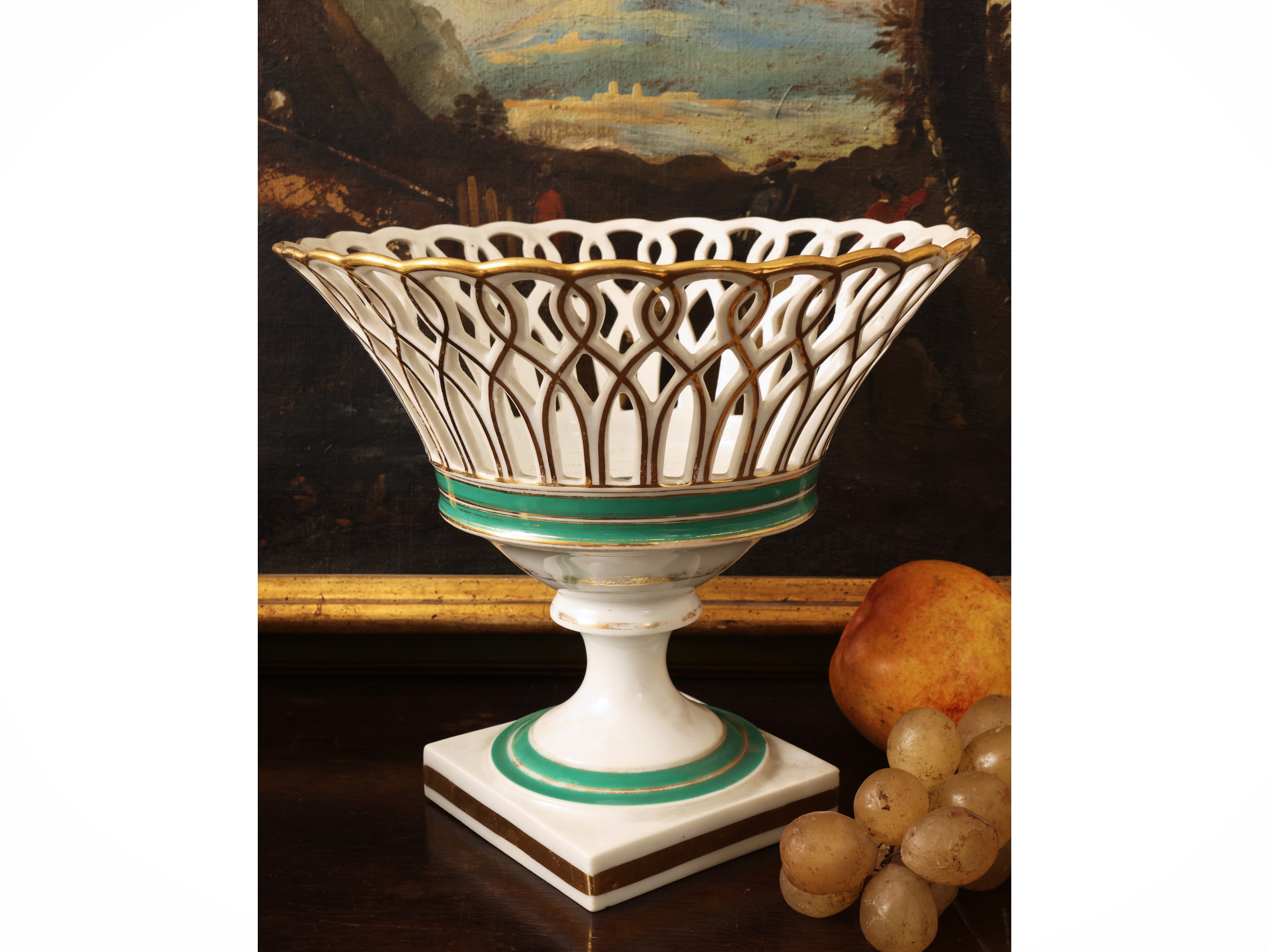Accessori per la tavola in porcellana d’epoca: coppia di alzate portafrutta, raviere Ginori e bur...