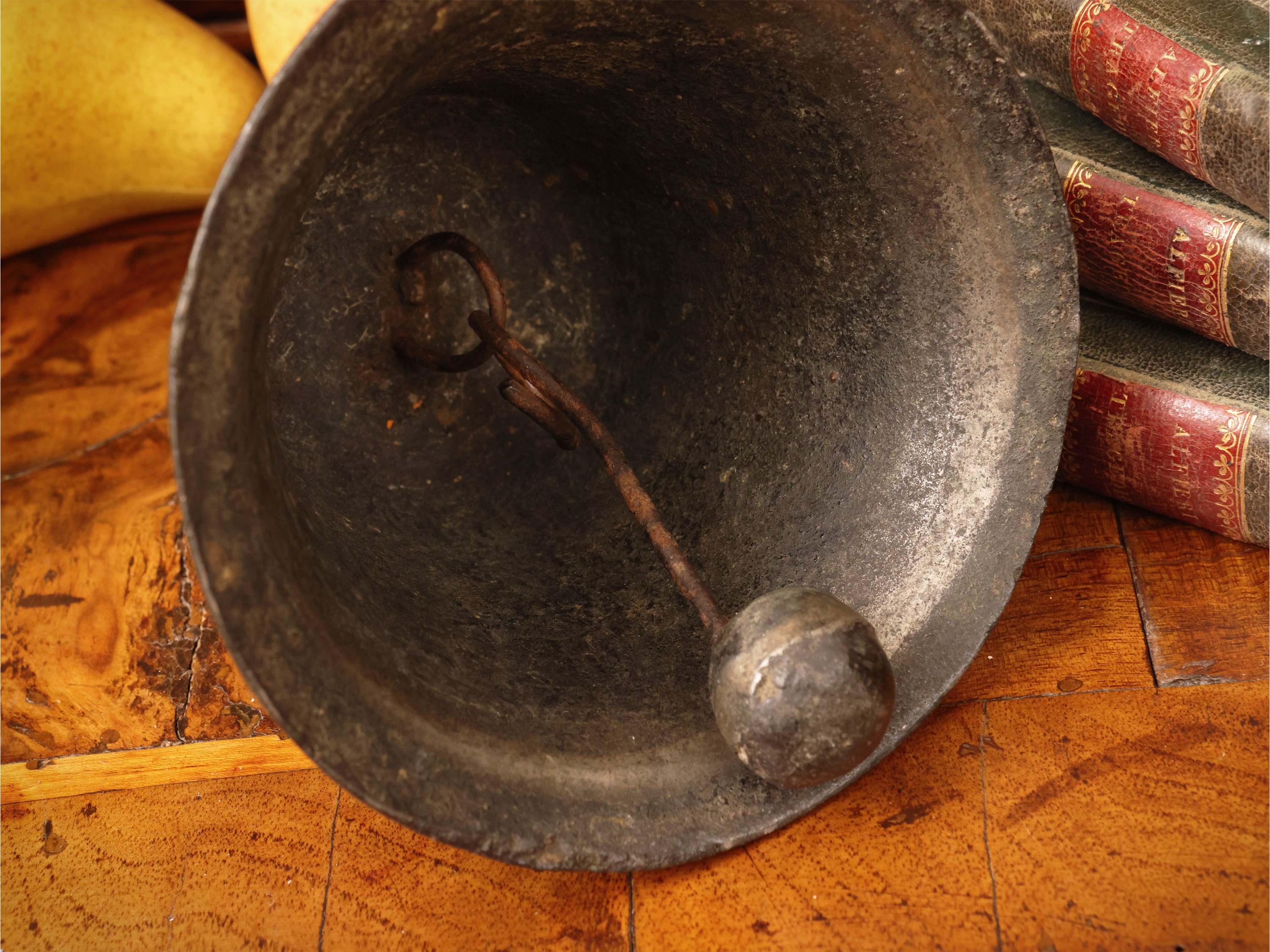 Antica campana in bronzo con stemma mediceo (XVII/XVIII secolo)