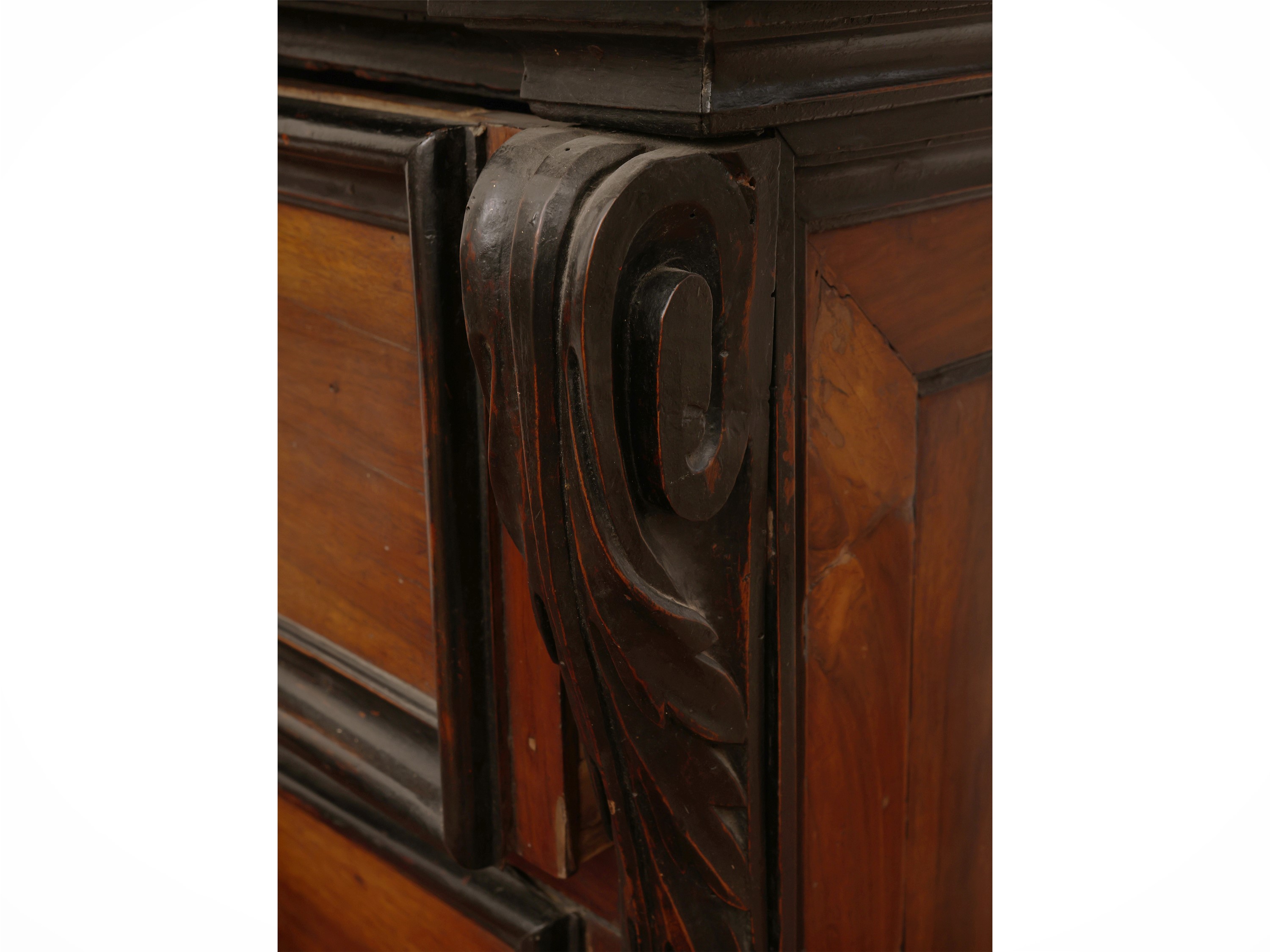 Cassettone, ciliegio e legno ebanizzato, XVIII secolo