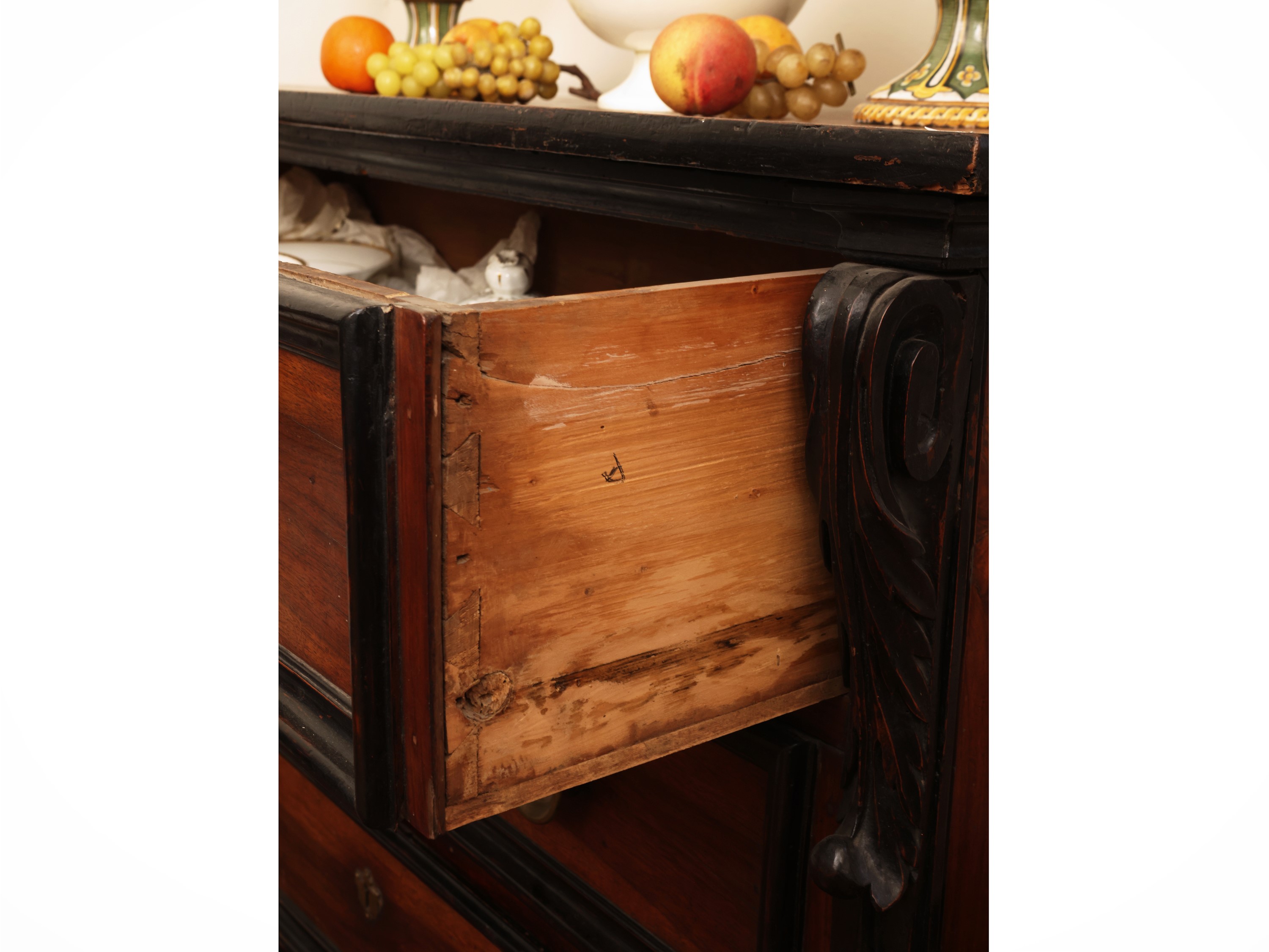 Cassettone, ciliegio e legno ebanizzato, XVIII secolo