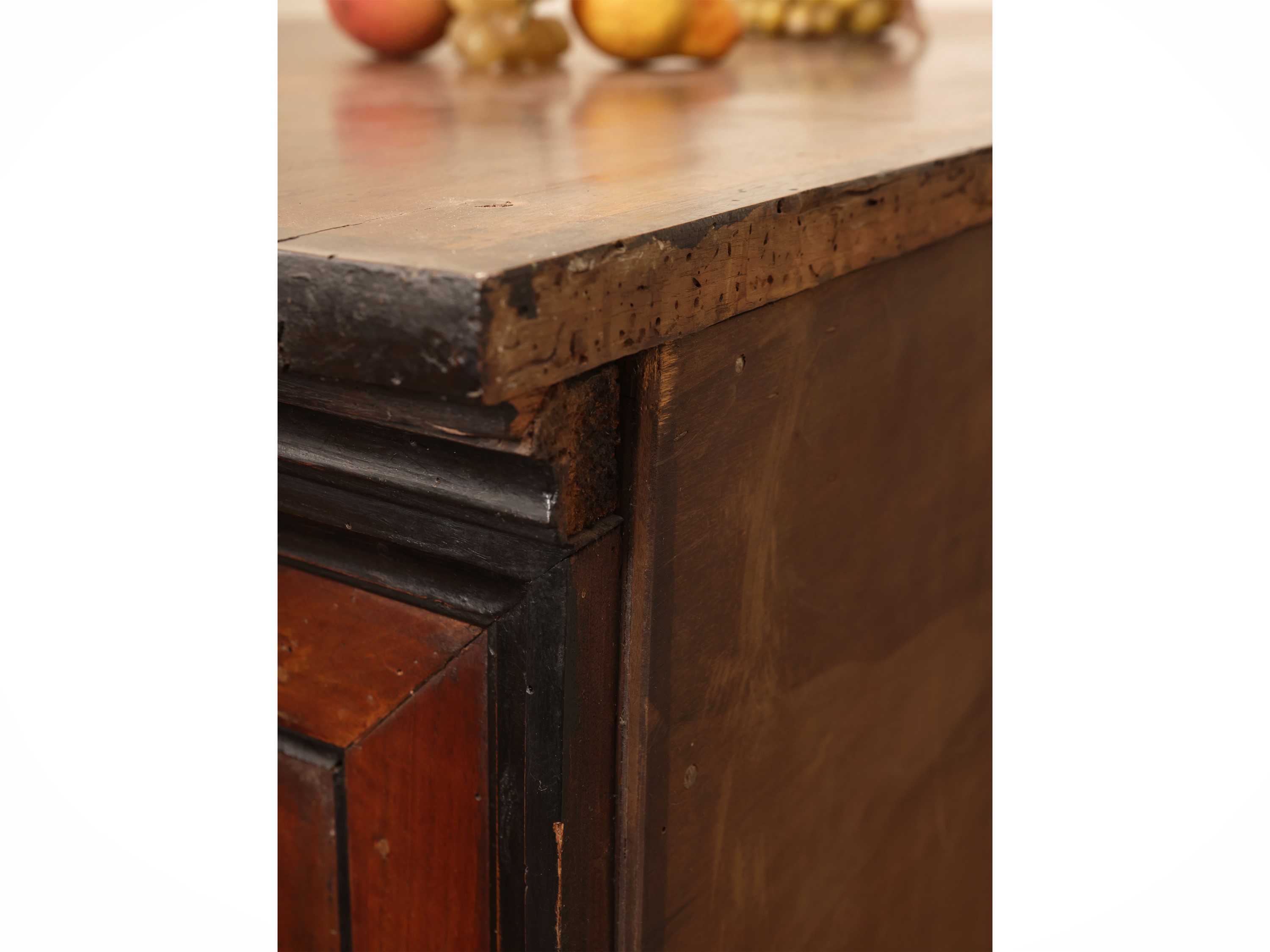 Cassettone, ciliegio e legno ebanizzato, XVIII secolo