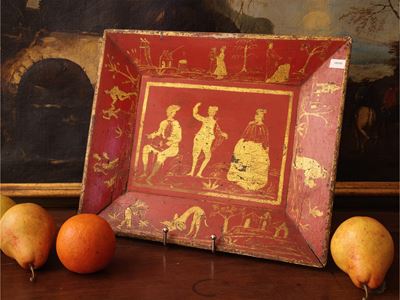 Veneto, XVIII secolo, Vassoio in lacca rossa con decorazione in oro e scene figurate