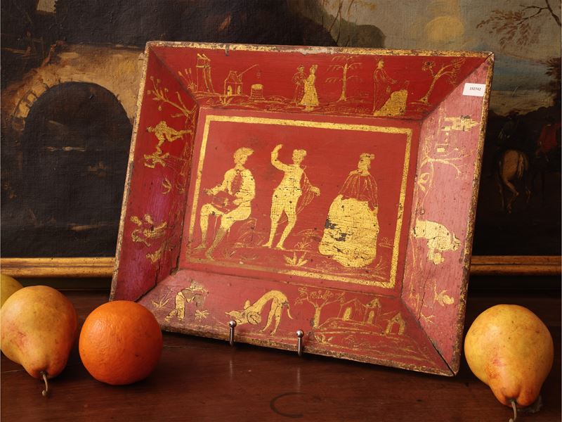 Veneto, XVIII secolo, Vassoio in lacca rossa con decorazione in oro e scene figurate