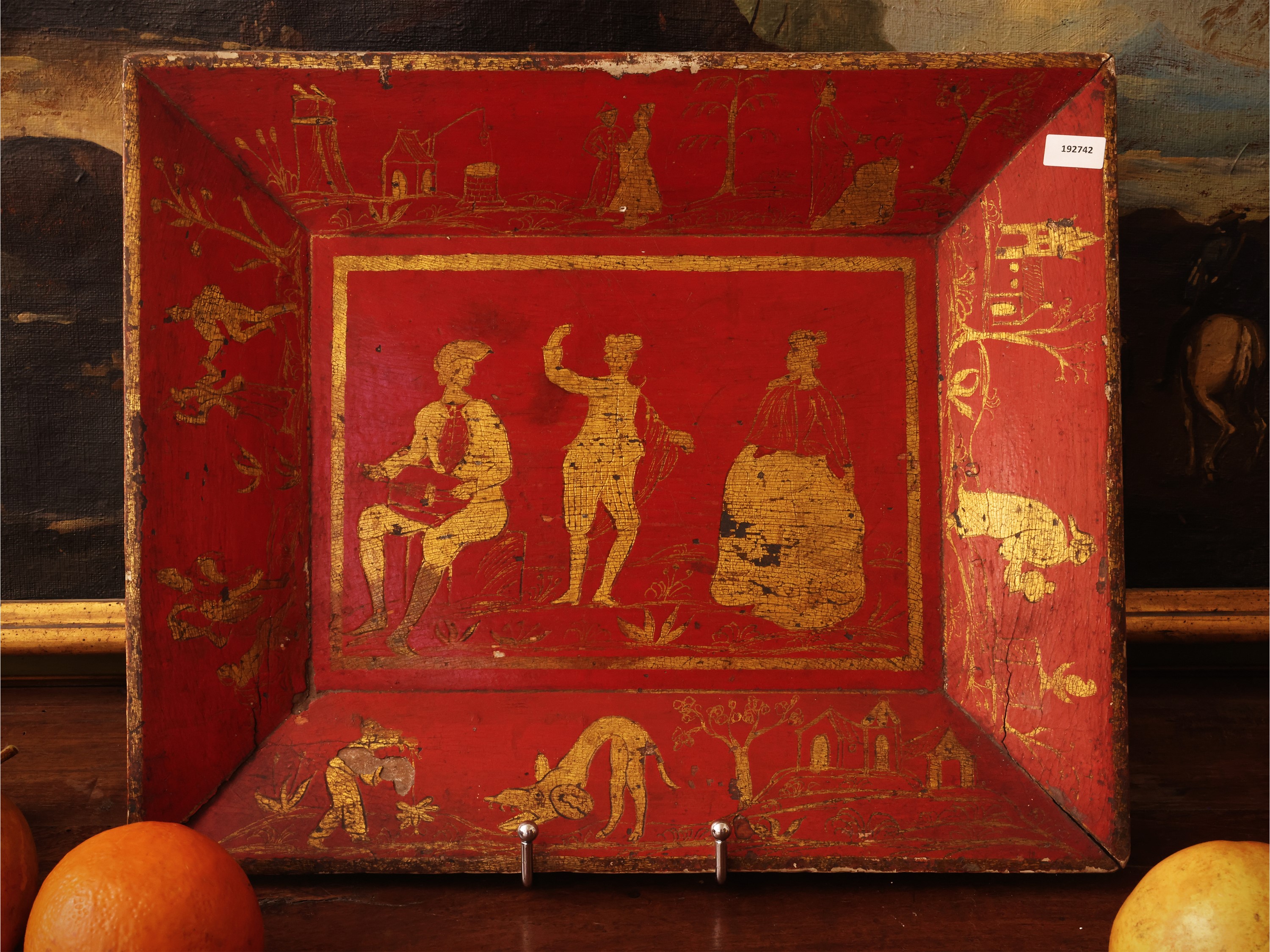 Veneto, XVIII secolo, Vassoio in lacca rossa con decorazione in oro e scene figurate