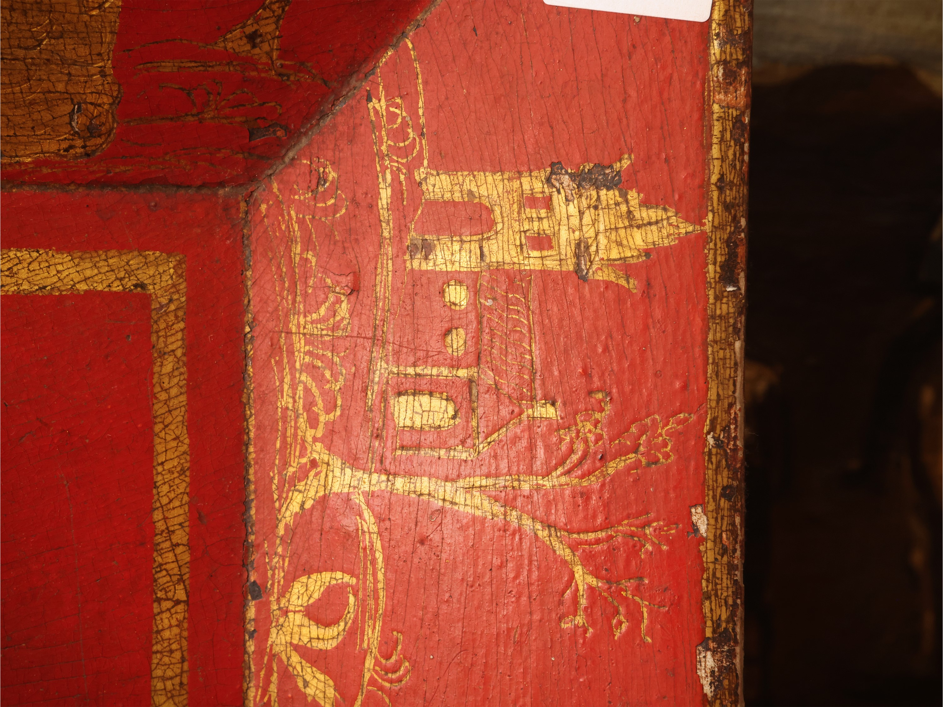 Veneto, XVIII secolo, Vassoio in lacca rossa con decorazione in oro e scene figurate