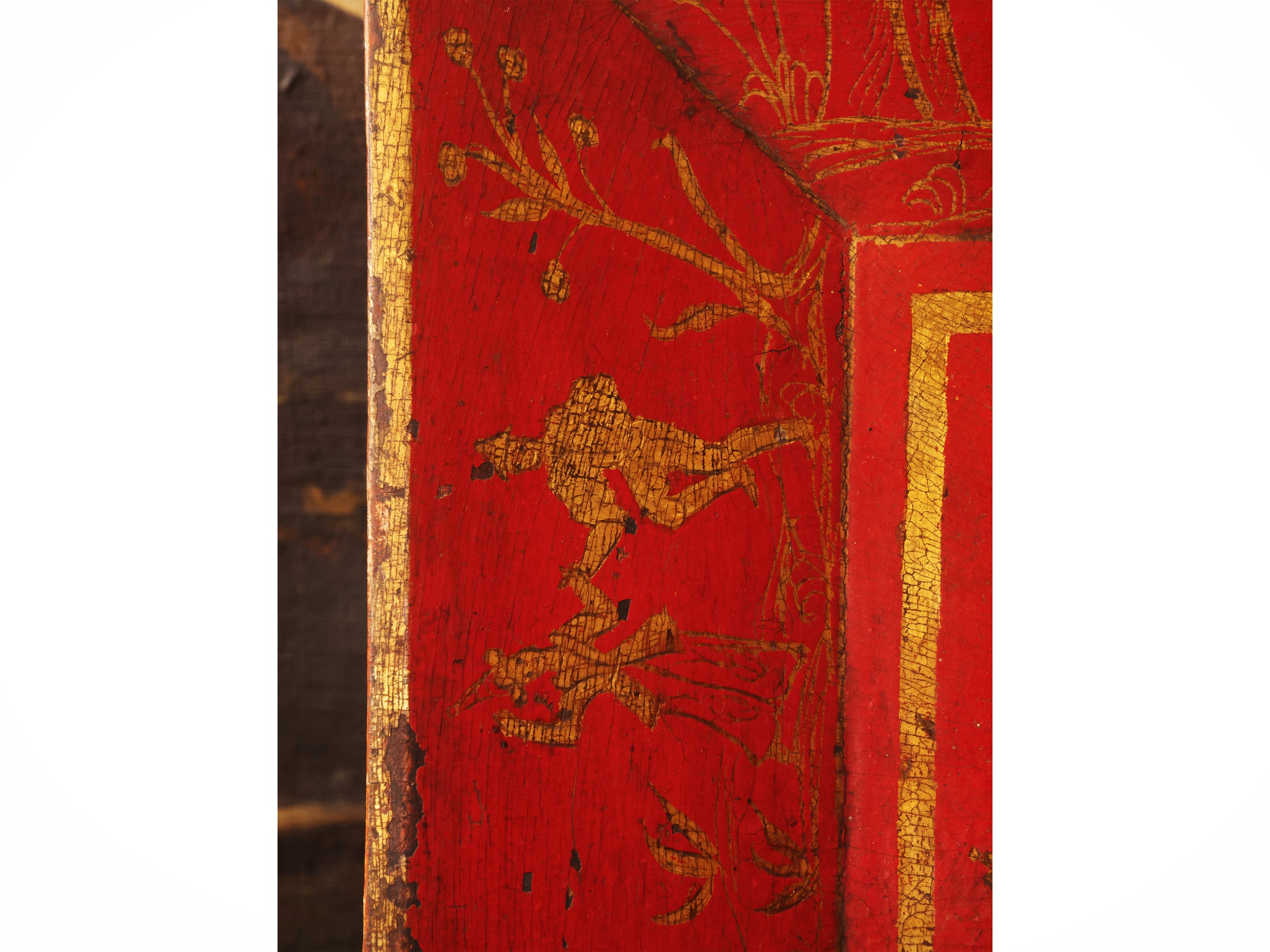 Veneto, XVIII secolo, Vassoio in lacca rossa con decorazione in oro e scene figurate
