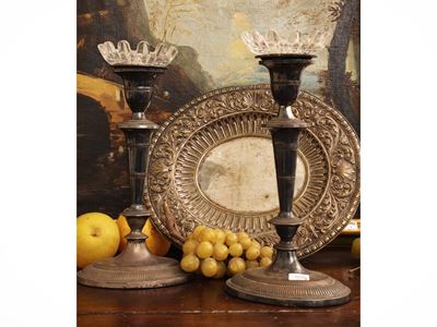 Set centrotavola in metallo argentato d’epoca, coppia di candelieri e vassoio sbalzato