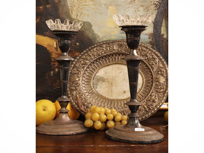Set centrotavola in metallo argentato d’epoca, coppia di candelieri e vassoio sbalzato