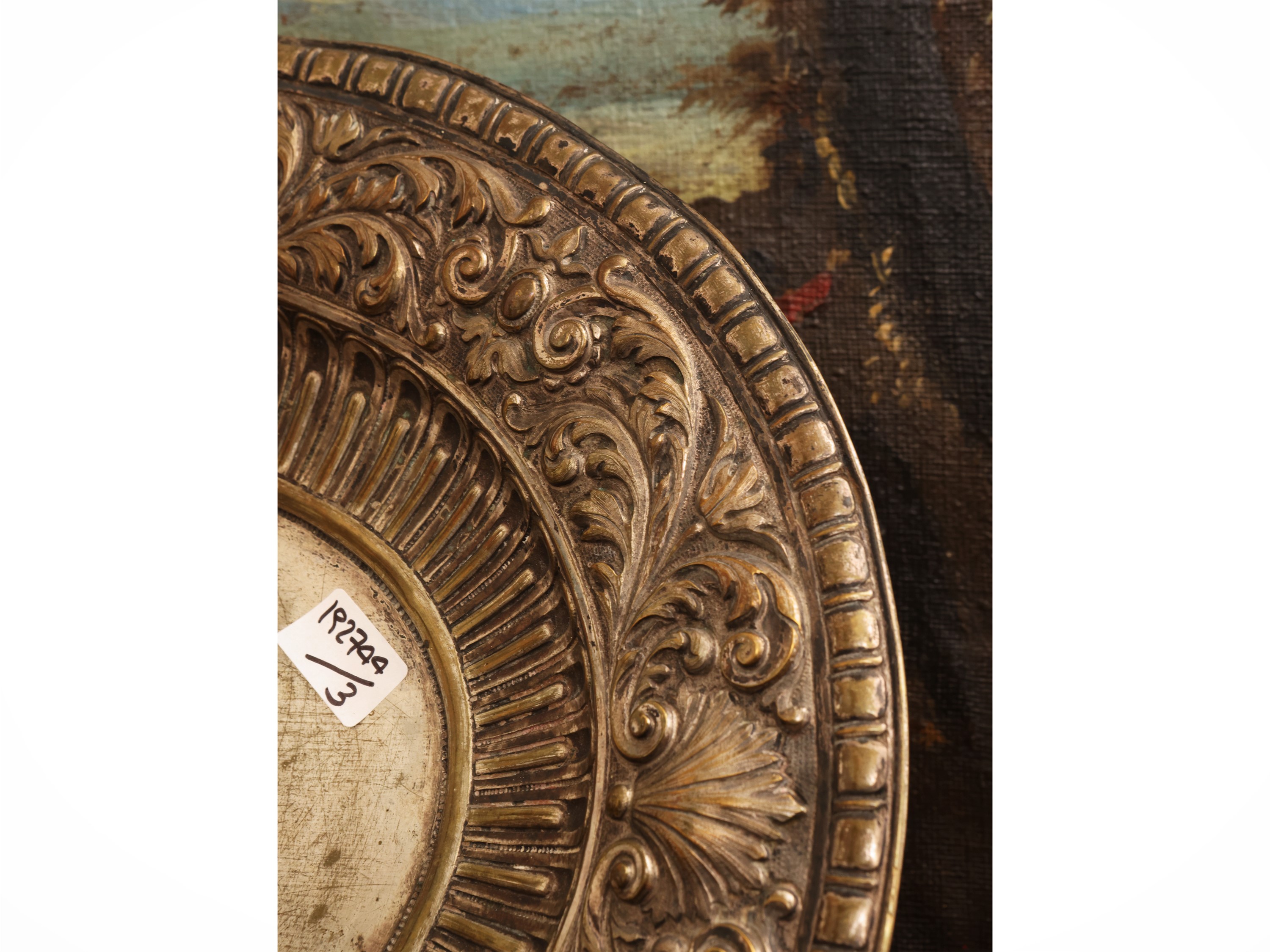 Set centrotavola in metallo argentato d’epoca, coppia di candelieri e vassoio sbalzato