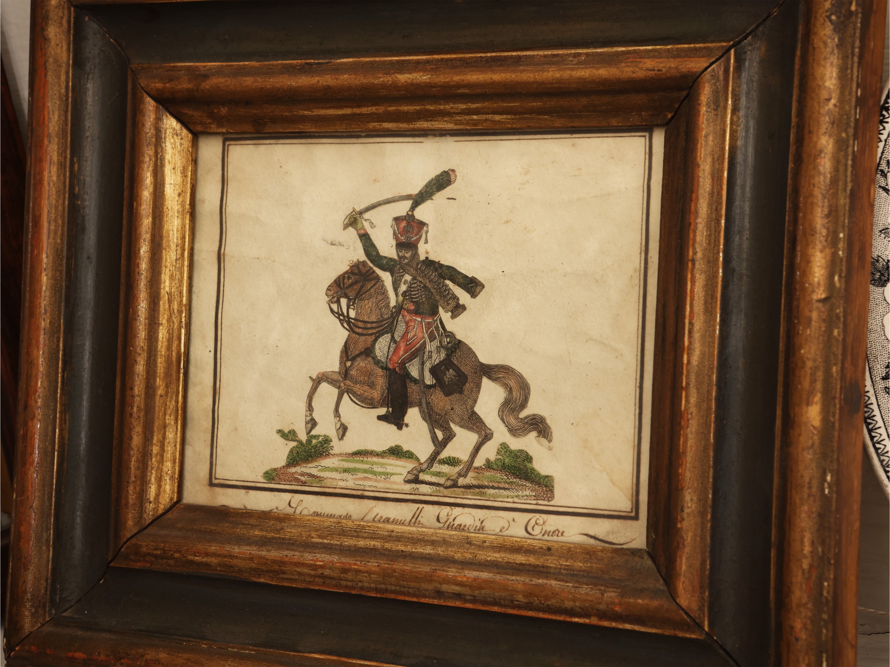 Lotto di curiosità d’epoca, lucerna fiorentina in ottone elettrificata con paralume e serie di pi...
