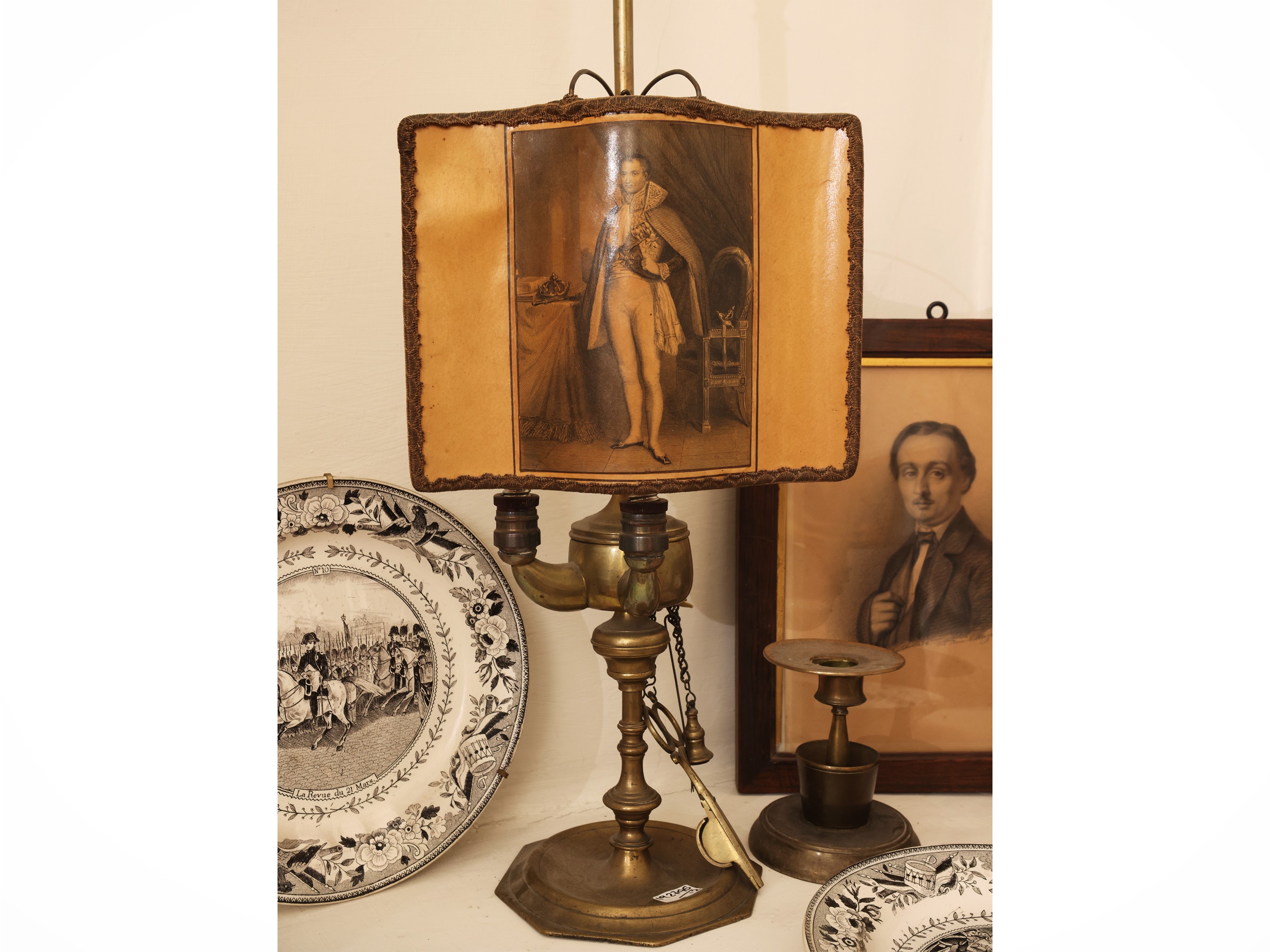 Lotto di curiosità d’epoca, lucerna fiorentina in ottone elettrificata con paralume e serie di pi...