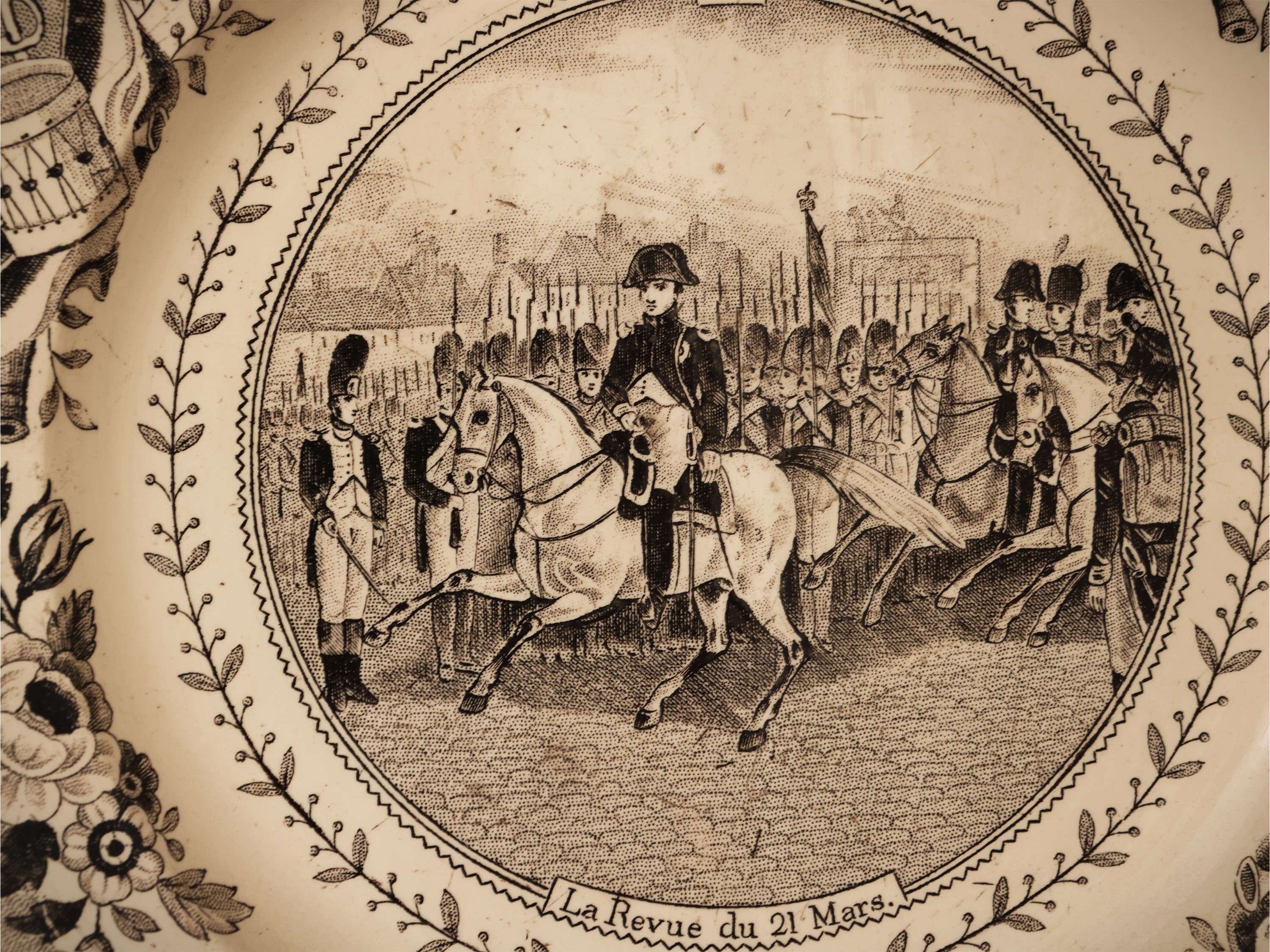 Lotto di curiosità d’epoca, lucerna fiorentina in ottone elettrificata con paralume e serie di pi...