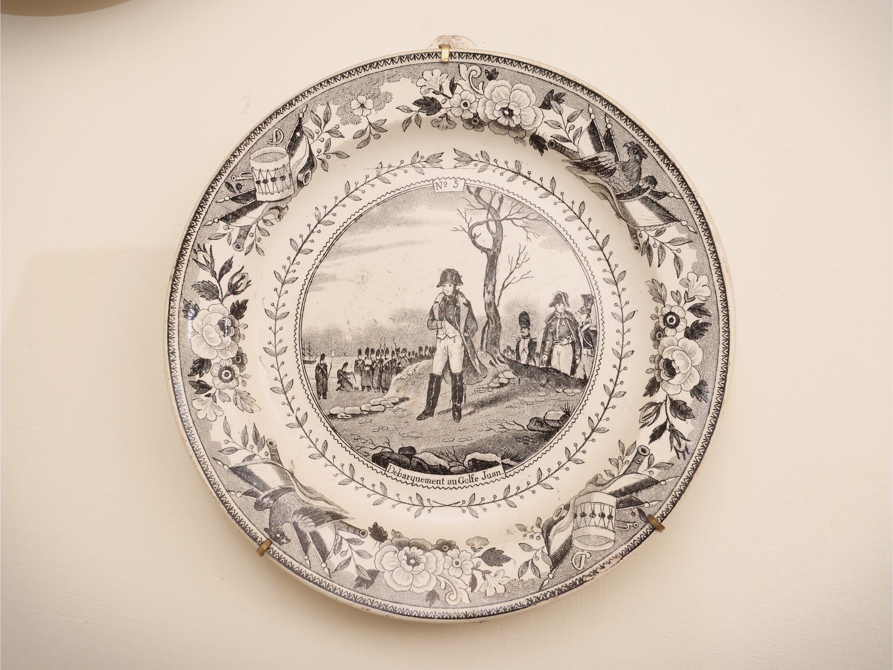 Lotto di curiosità d’epoca, lucerna fiorentina in ottone elettrificata con paralume e serie di pi...