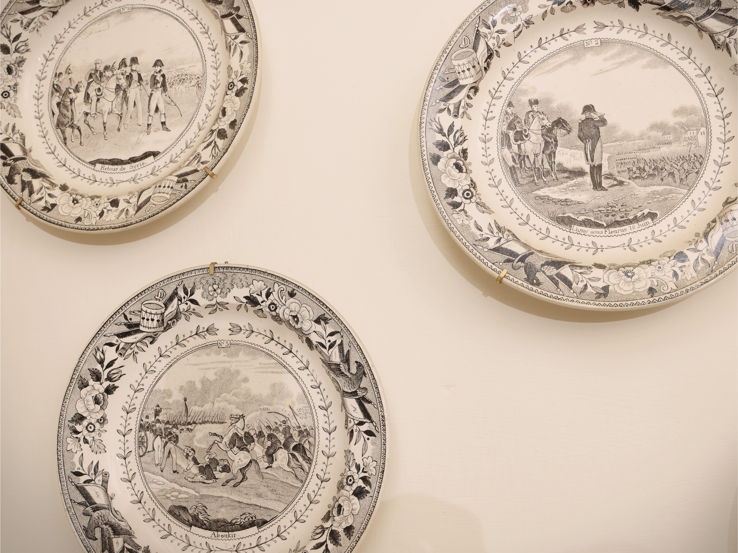 Lotto di curiosità d’epoca, lucerna fiorentina in ottone elettrificata con paralume e serie di pi...