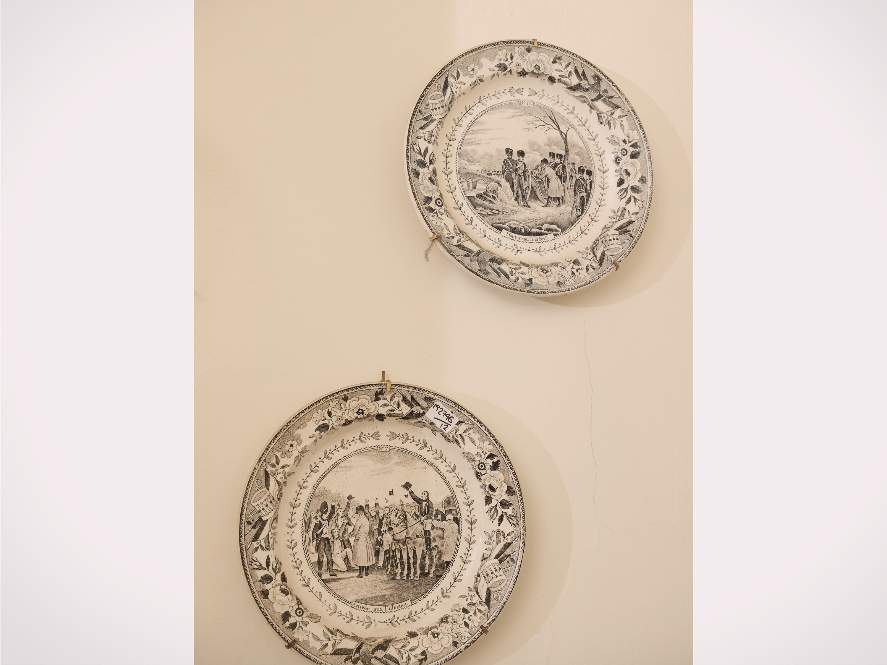 Lotto di curiosità d’epoca, lucerna fiorentina in ottone elettrificata con paralume e serie di pi...