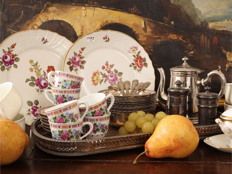 Accessori da brunch d’epoca, con porcellane (Ginori / Vecchia Ginori) e metallo argentato
