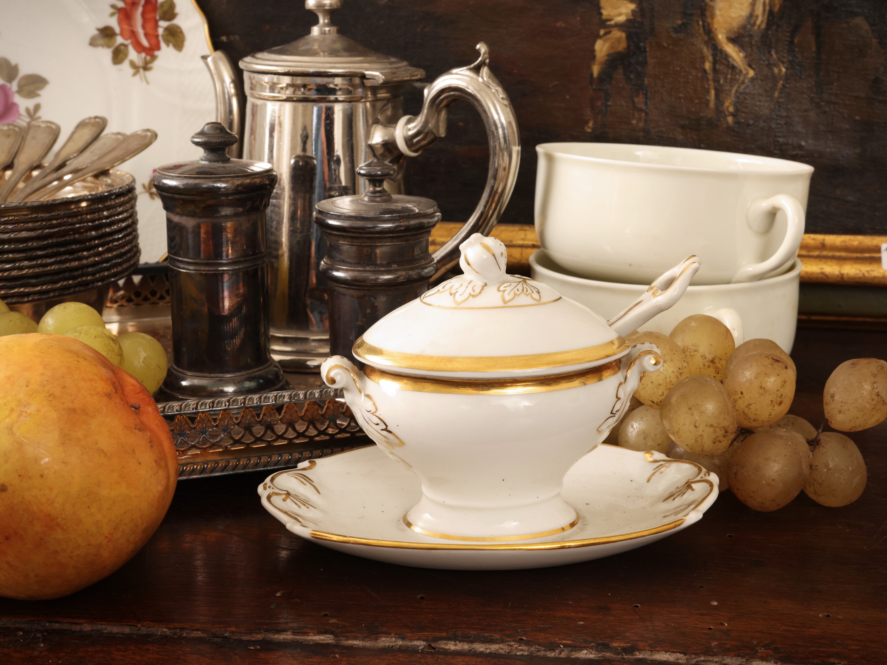 Accessori da brunch d’epoca, con porcellane (Ginori / Vecchia Ginori) e metallo argentato