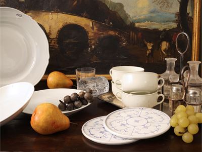 Set da tavola con vassoio ovale, porcellana Richard Ginori e servizio in cristallo molato