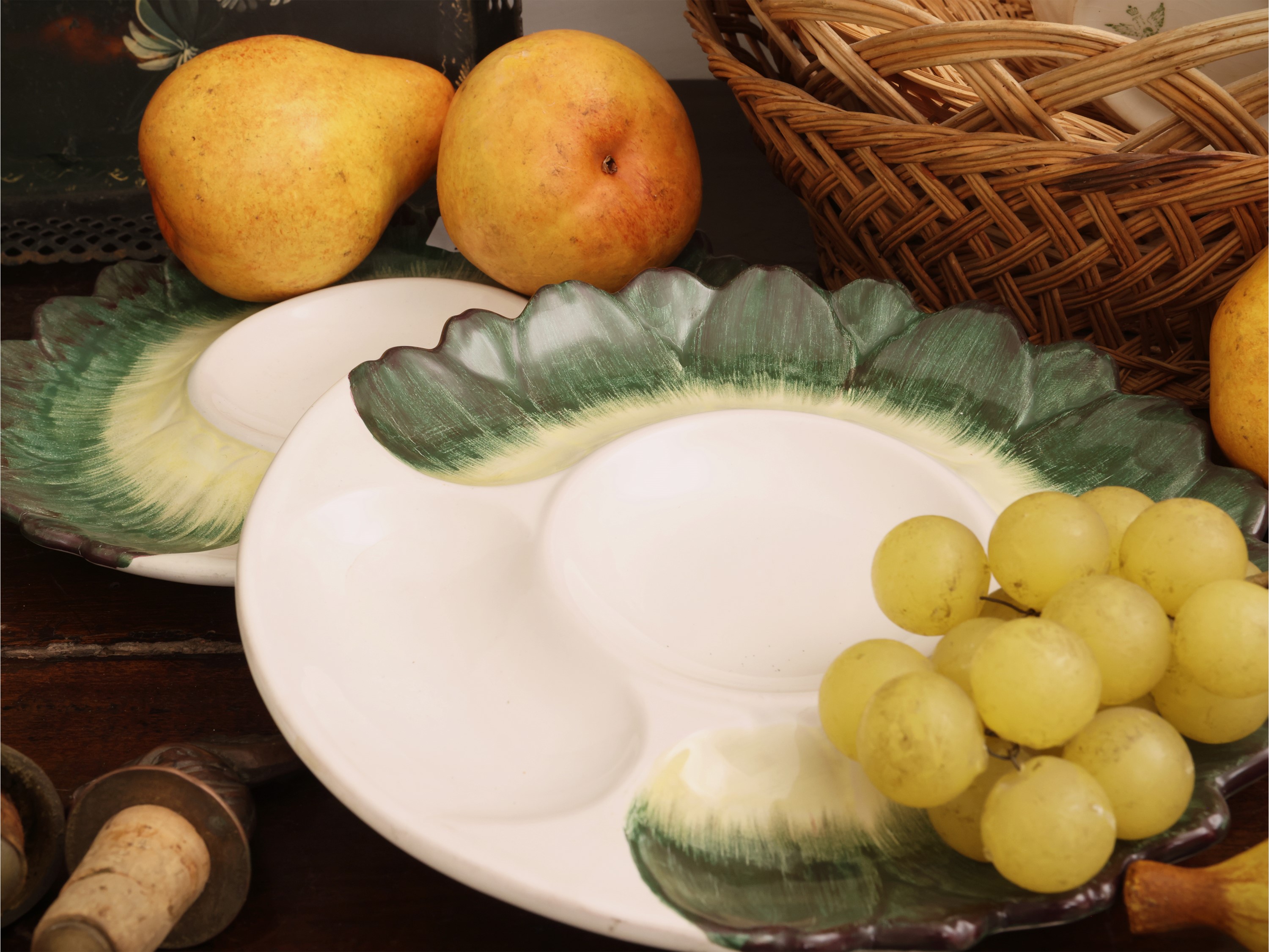 Accessori per la tavola, vassoio e suppellettili in vetro e latta dipinta (set)