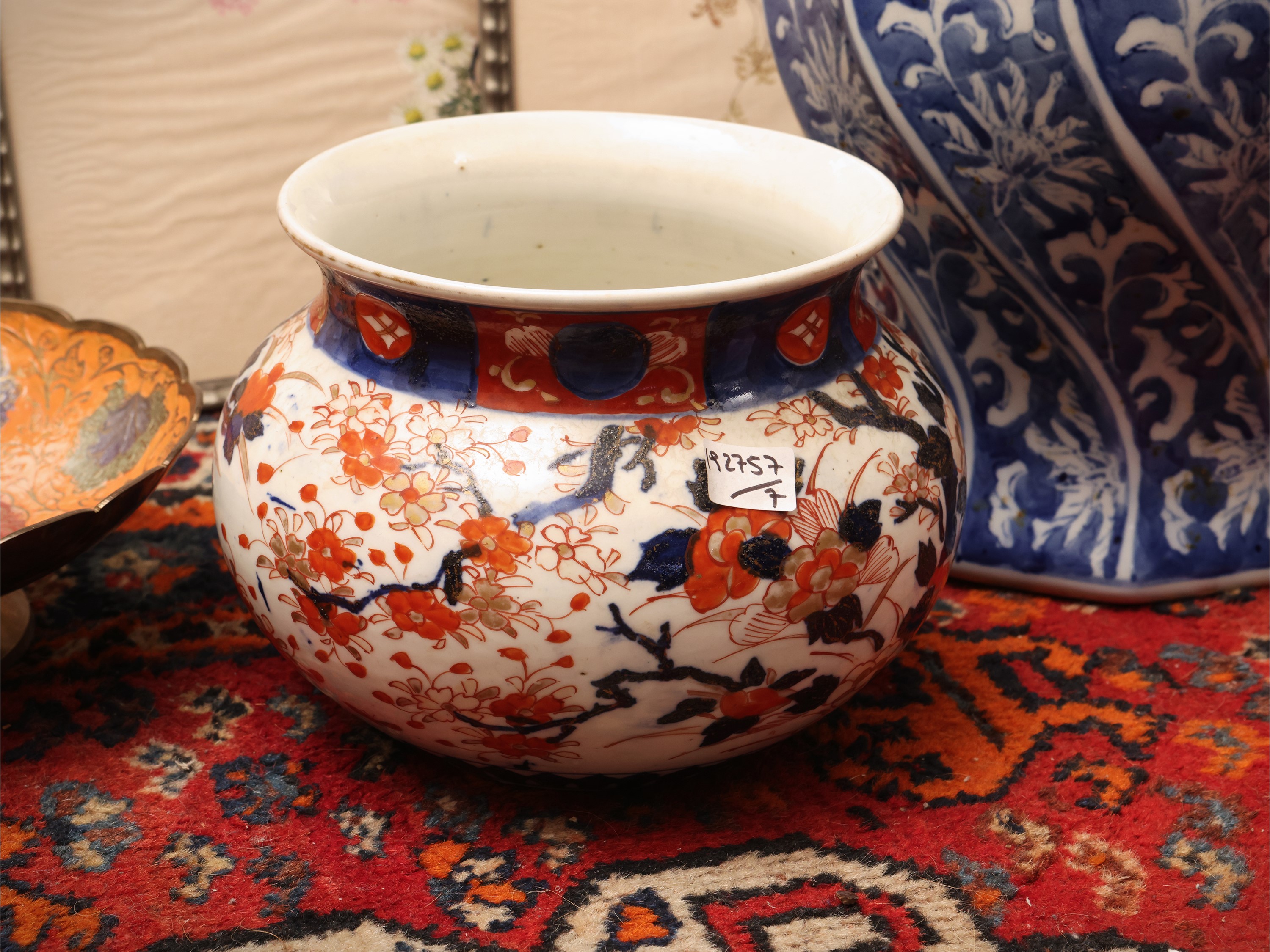 Curiosità orientali, pannelli tessili dipinti con galli, alzatina in smalti cloisonné e vasi in p...